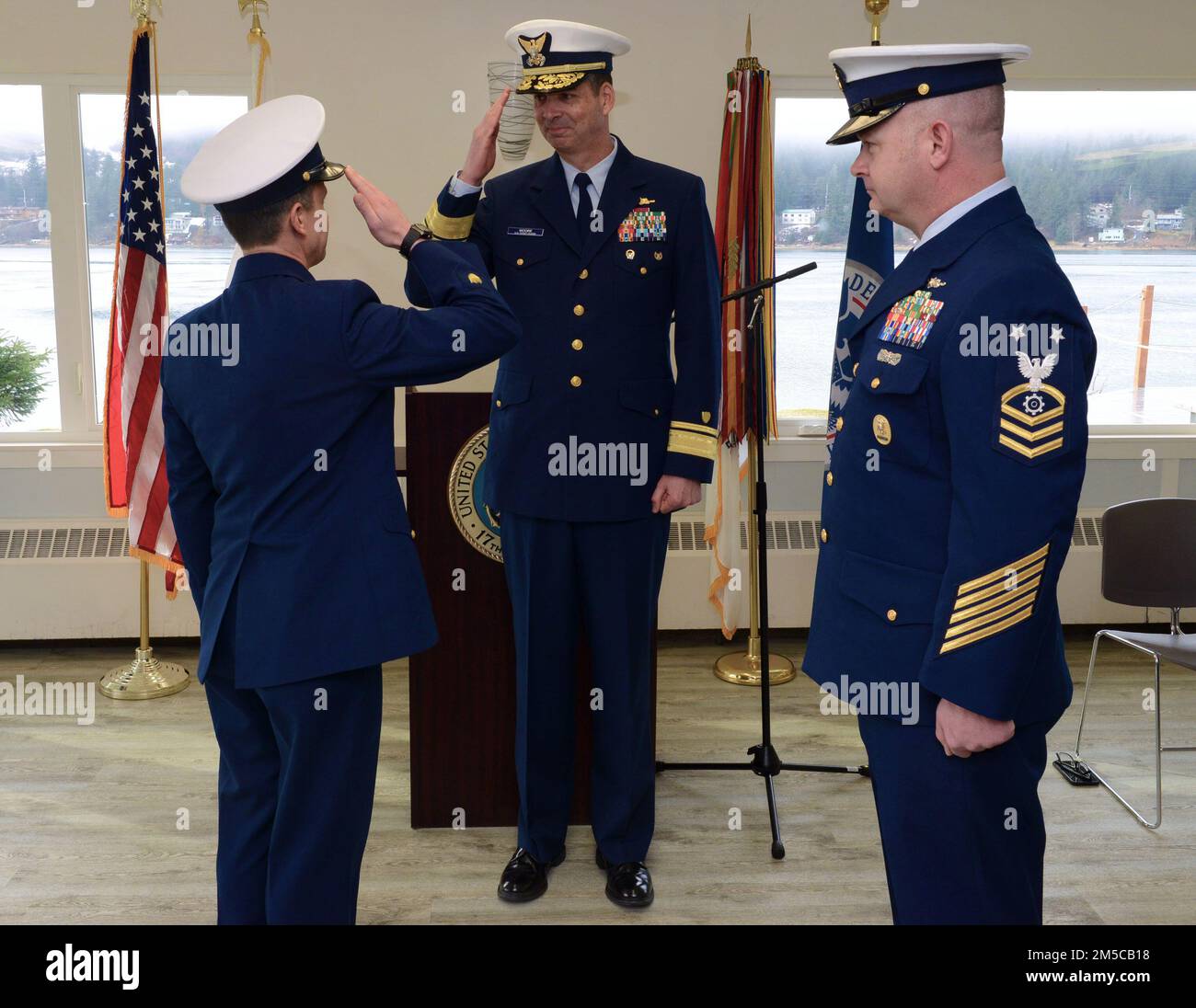 Der Oberstleutnant Phillip Waldron hat den Oberstleutnant Corey Sidlo während einer Wachablösung im Juneau Yacht Club in Juneau, Alaska, am 1. März 2022 als Oberbefehlshaber der Küstenwache von 17. abgelöst. Die Zeremonie zum Wachwechsel unter dem Vorsitz von Rear ADM. Nathan Moore, Befehlshaber des 17. Bezirks, ist eine altehrwürdige Tradition und gewährleistet die Kontinuität der Führung im Zuständigkeitsbereich des Bezirks. Waldron wird die Hauptverantwortung für die Beratung des Befehlshabers des 17. Bezirks in Fragen und Initiativen der gesamten Küstenwache übernehmen Stockfoto