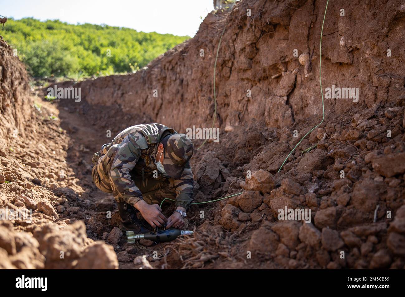 Ein Soldat der königlichen marokkanischen Streitkräfte (FAR) stellt eine Sprengladung auf eine 60-mm-Mörserrunde auf, während einer Inertionsstrecke mit geringer Ordnung in der Nähe von Khemisset, Marokko, 1. März 2022. Marines, Matrosen und Mitglieder der Utah National Guard nehmen an Humanitarian Mine Action, Explosive Kampfmittelbeseitigung (EOD) Morocco 2022 Teil, wo die USA Die EOD-Techniker überwachen die EOD-Validierung der Soldaten der Royal Marokcan Armed Forces, um die Bemühungen zur Schaffung einer EOD-Fähigkeit innerhalb der FAR fortzusetzen. Stockfoto