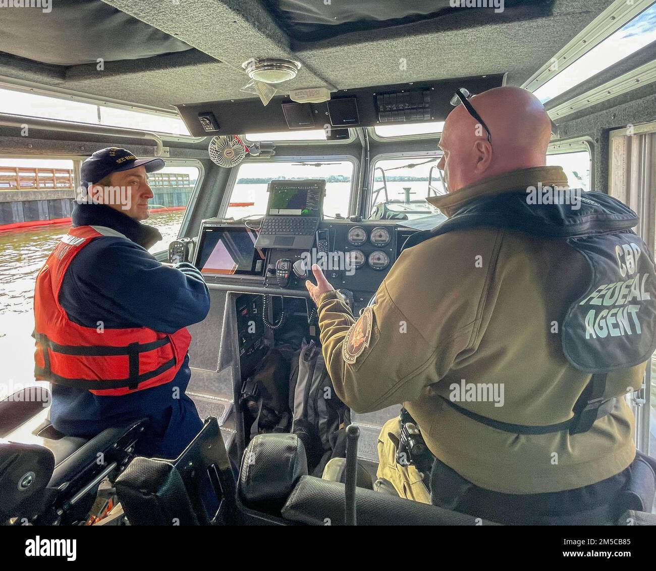 Captain David E. O'Connell, der Kommandeur des Küstenwachesektors Maryland – National Capital Region, ist in Washington mit den USA unterwegs Zoll- und Grenzschutzbeamte für Luft- und Seeoperationen Dienstag, 1. März 2022, für die Rede zur Lage der Union. Mehrere Mitarbeiter der Küstenwache und Sicherheitseinheiten arbeiteten eng mit den Strafverfolgungsbehörden der Partner zusammen, um eine Sicherheitszone durchzusetzen und terroristische Aktivitäten in der National Capital Region vor und während der Ansprache des Präsidenten aufzudecken und zu unterbinden. Stockfoto