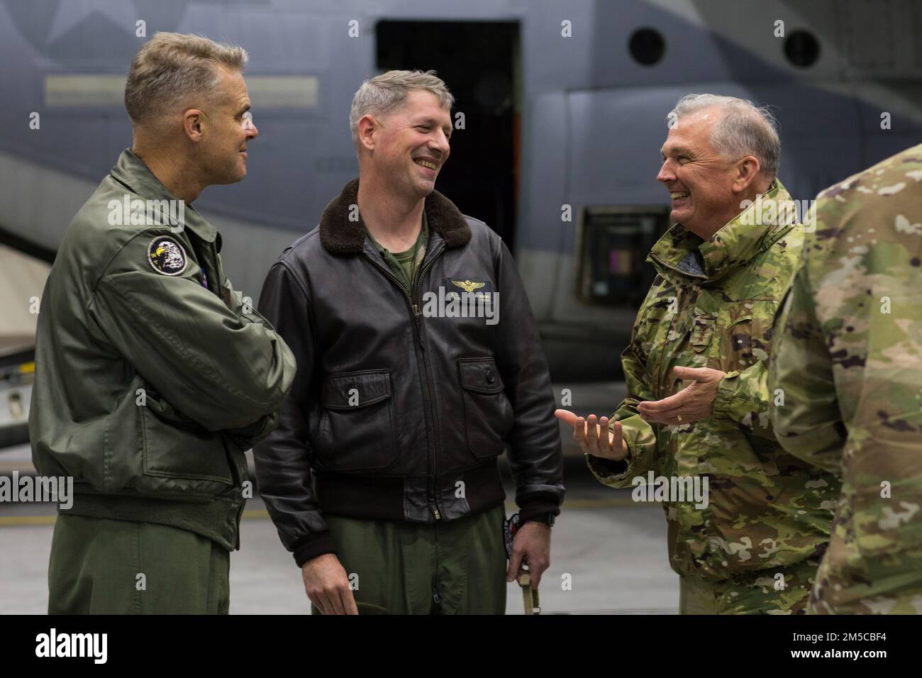 USA Air Force LT. General Ricky N. Rupp, rechts, Kommandeur der US-Streitkräfte Japan, spricht mit LT. Oberstleutnant Christopher Kocab, Mittelsmann, Marine-Tanker, Transportgeschwader 152, kommandierender Offizier, Und Oberst Derek Brannon verließ den Kommandeur der Marine Aircraft Group 12 während eines KC-130-Besuchs in der Marine Corps Air Station (MCAS) Iwakuni, Japan, 1. März 2022. Rupp besuchte Geschwader in MCAS Iwakuni, um das Engagement der Flugstation für die Allianz zwischen den USA und Japan und den Stand der militärischen Bereitschaft besser zu verstehen. MCAS Iwakuni ist ein fortgeschrittener Marinestützpunkt, der Positionsschäden verursacht und stärkt Stockfoto