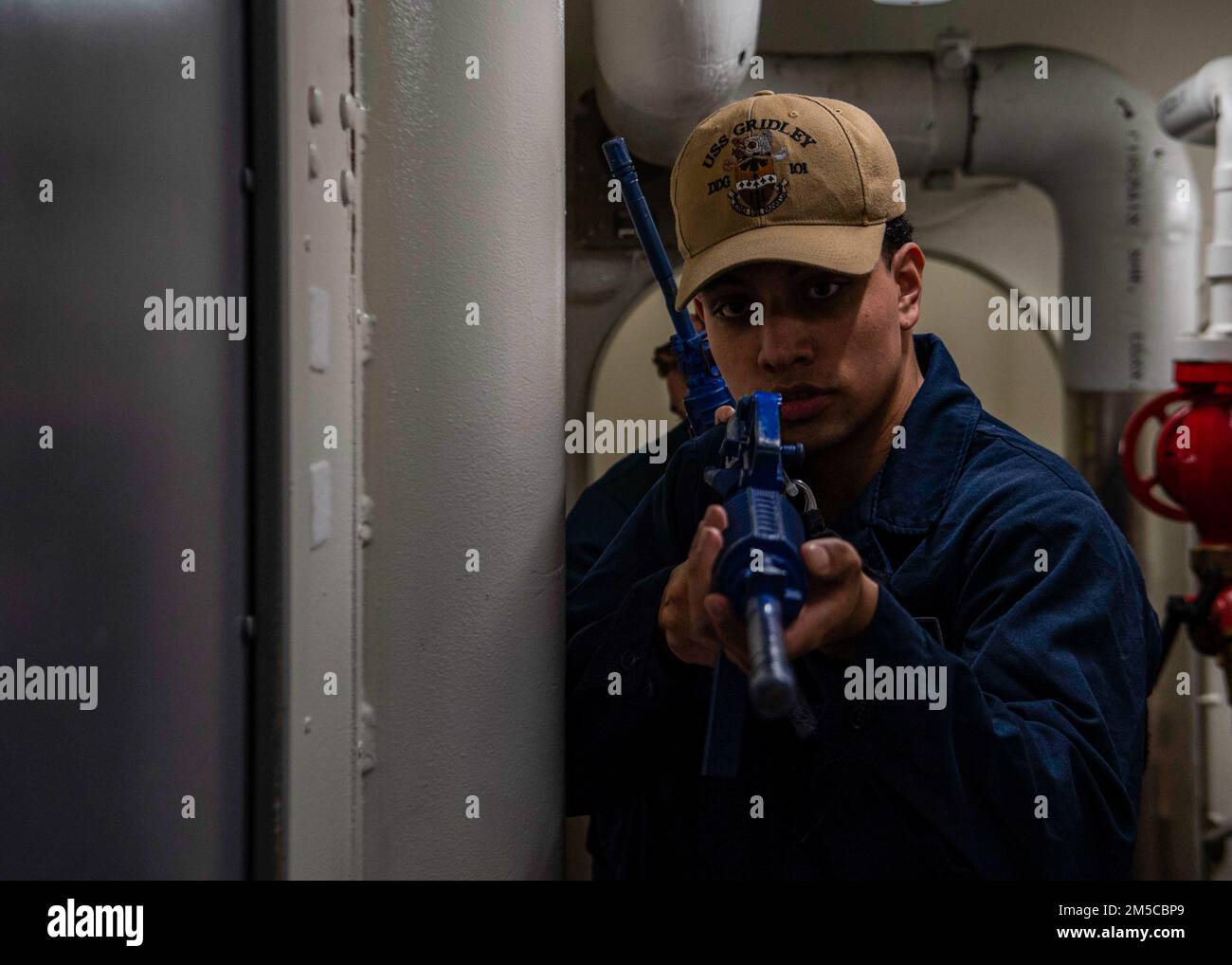 GULF OF OMAN (1. März 2022) Operations Specialist Seaman Apprentice Edmundo Chavez nimmt am Truppenschutz-Training an Bord der Guided-Missile Destroyer USS Gridley (DDG 101) im Golf von Oman am 1. März Teil. Gridley wird im US-Flottengebiet 5. eingesetzt, um Marineeinsätze zu unterstützen, um die maritime Stabilität und Sicherheit in der Zentralregion zu gewährleisten und das Mittelmeer und den Pazifik durch den westlichen Indischen Ozean und drei strategische Engpässe zu verbinden. Stockfoto