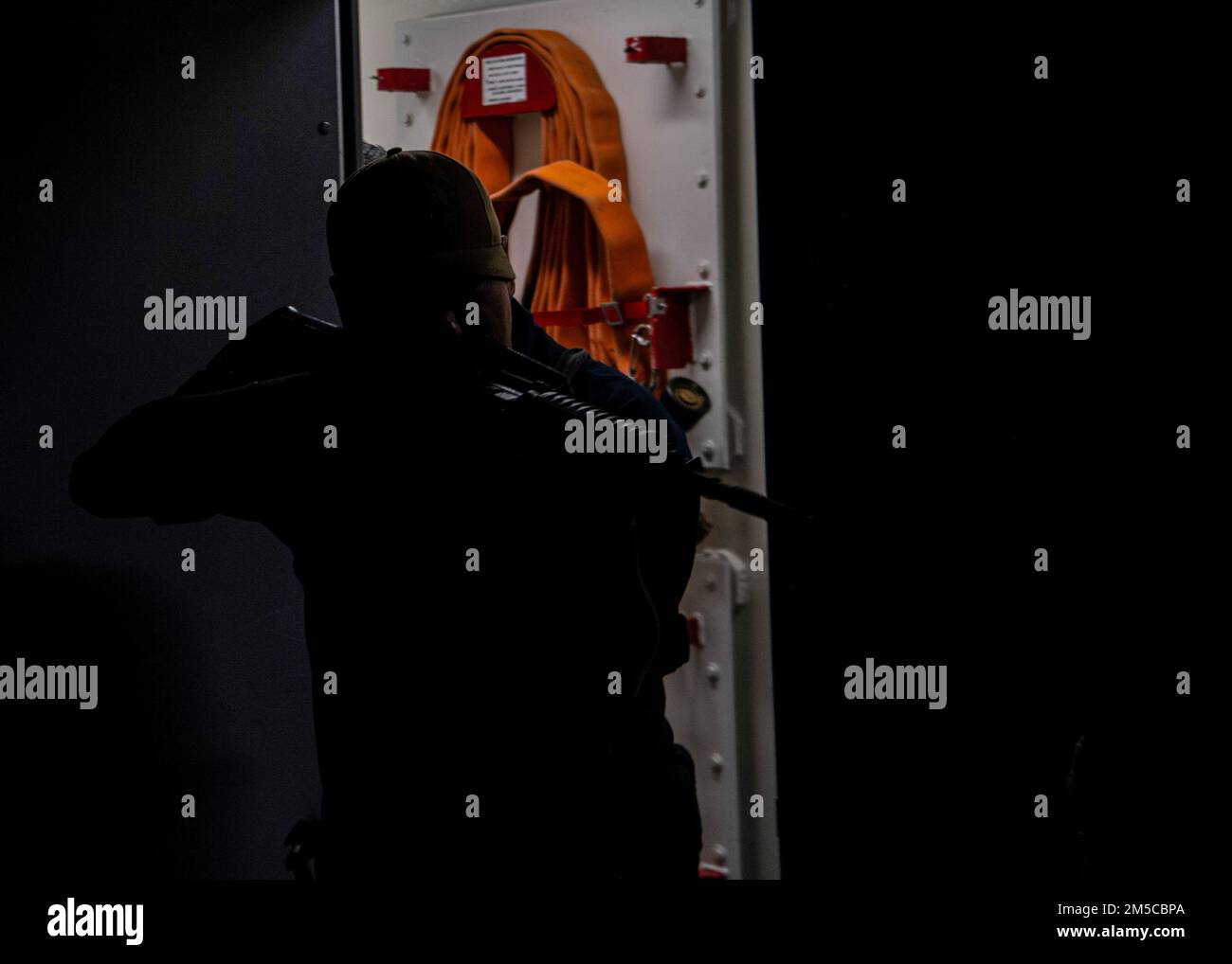 GOLF VON OMAN (1. März 2022) Fire Controlman Seaman Ozman Pastenes nimmt am Truppenschutz-Training an Bord der USS Gridley (DDG 101) im Golf von Oman am 1. März Teil. Gridley wird im US-Flottengebiet 5. eingesetzt, um Marineeinsätze zu unterstützen, um die maritime Stabilität und Sicherheit in der Zentralregion zu gewährleisten und das Mittelmeer und den Pazifik durch den westlichen Indischen Ozean und drei strategische Engpässe zu verbinden. Stockfoto