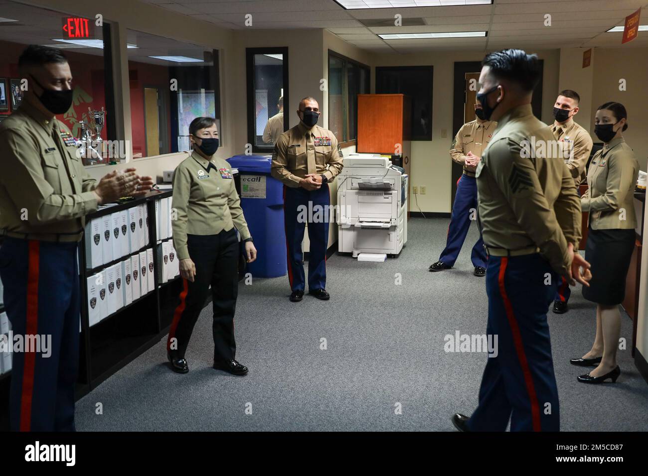 USA Marinekorps Brigade. General Julie L. Nethercot, kommandierender General von Parris Island Recruit Depot und Eastern Recruiting Region, und Sergeant Major Edwin Mota, Sergeant Major von Parris Island Recruit Depot und Eastern Recruiting Region, besuchten Recruiting Station Columbia, um herausfordernde Münzen in Columbia, South Carolina, am 1. März 2022 zu vergeben. Während ihres Besuchs verlieh Nethercot Hauptmann James Paradise, Staff Sgt. Richard Gastelum, Staff Sgt. Kyle Nangauta, Sgt. Toby Jones und Sgt. Fernanda Herrerazarate für herausragende Leistungen herausfordernde Münzen. Stockfoto
