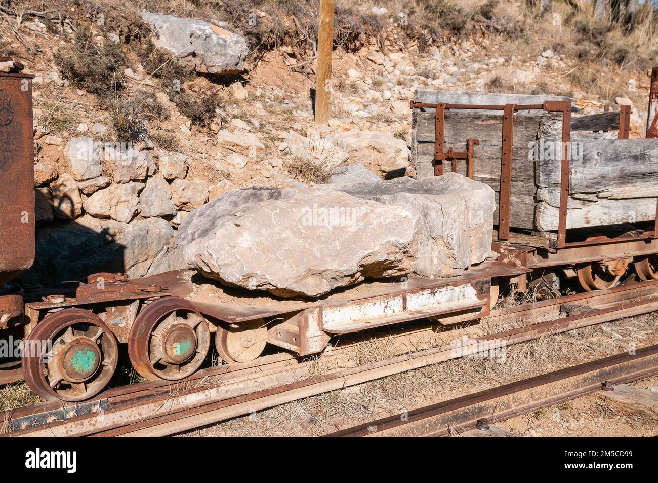 Stillgelegte Bergbauwaggons, alte Eisenbahnstrecke, jetzt umgebaut in eine Touristenattraktion, Vallcebre, Katalonien, Spanien Stockfoto
