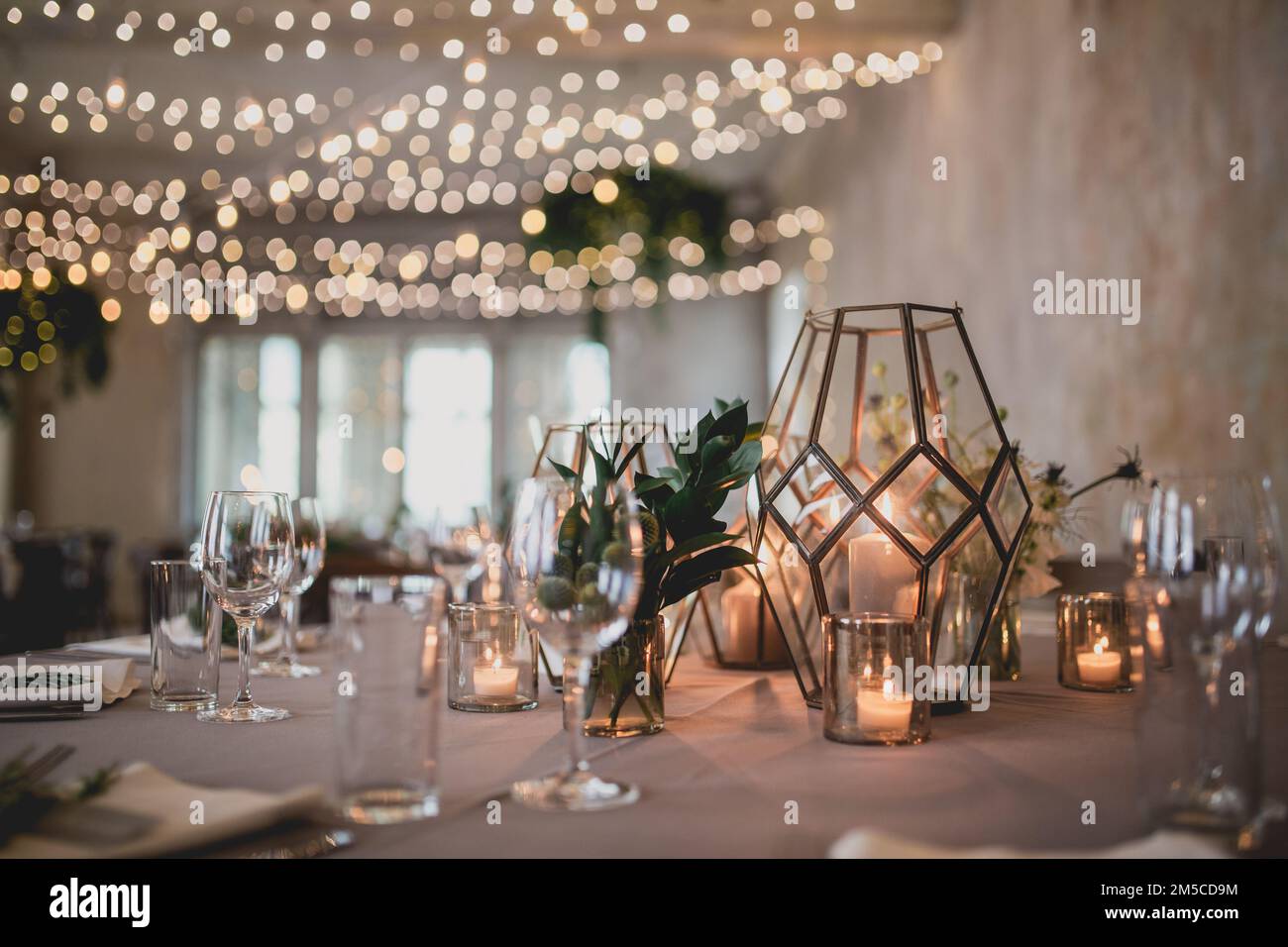 Ein Flugzeug mit einer chemischen Spur, das gerade fliegt Stockfoto