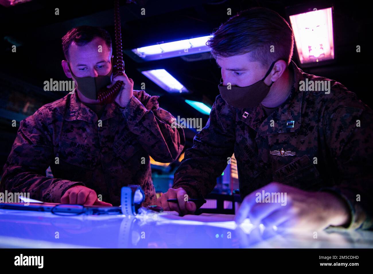 PAZIFIK (1. MÄRZ 2022) USA Marinekapitän Austin, links, aus Coronado, Kalifornien und USA Lieutenant Dillon Duke aus Edmond, Oklahoma, beide in die USA eingeteilt Marine Corps Fifth Air Naval Gun Liaison Company (5. ANGLICO), führt Kommunikationsübungen mit der japanischen Selbstverteidigungseinheit (JGSDF) im Combat Information Center an Bord des Arleigh-Burke-Class-Guided-Missile Destroyer USS Dewey (DDG 105) durch, während er an der bilateralen Fortgeschrittenen Kriegstraining (BAWT) teilnimmt. Bei BAWT handelt es sich um eine jährliche bilaterale Schulung, die das Formteil verbessert Stockfoto