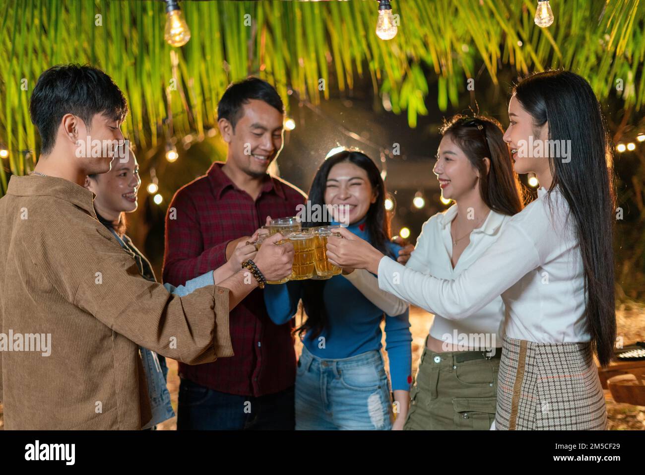 Asiatischer junger Mann trinkt Bier auf einer Party Stockfoto