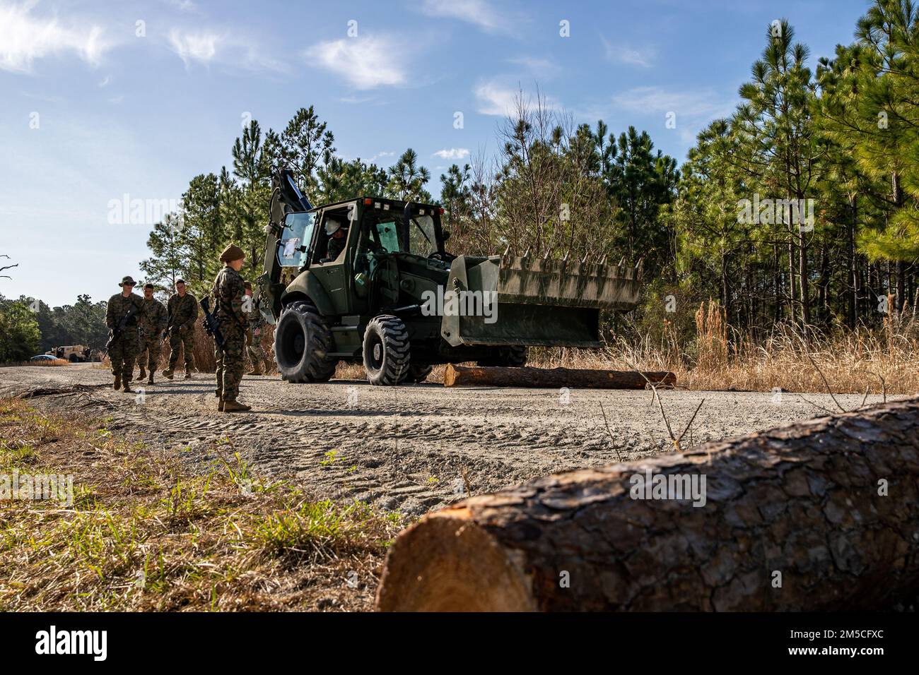 EIN US-AMERIKANISCHER Marine Lance CPL. Garrett Brown, ein Betreiber von Schwermaschinen mit dem Combat Logistics Battalion 24, räumt während einer Übung des Humanitarian Assistance Survey Teams (HAT) während der CLB 24 Feldübung in Camp Lejeune, North Carolina, vom 1. März 2022 fallende Bäume von der Straße. HAT dient als Aufklärung auf taktischer Ebene, indem er eine erste Bewertung der Lage in einem Einsatzgebiet vornimmt, in dem um humanitäre Hilfe ersucht wird. Stockfoto