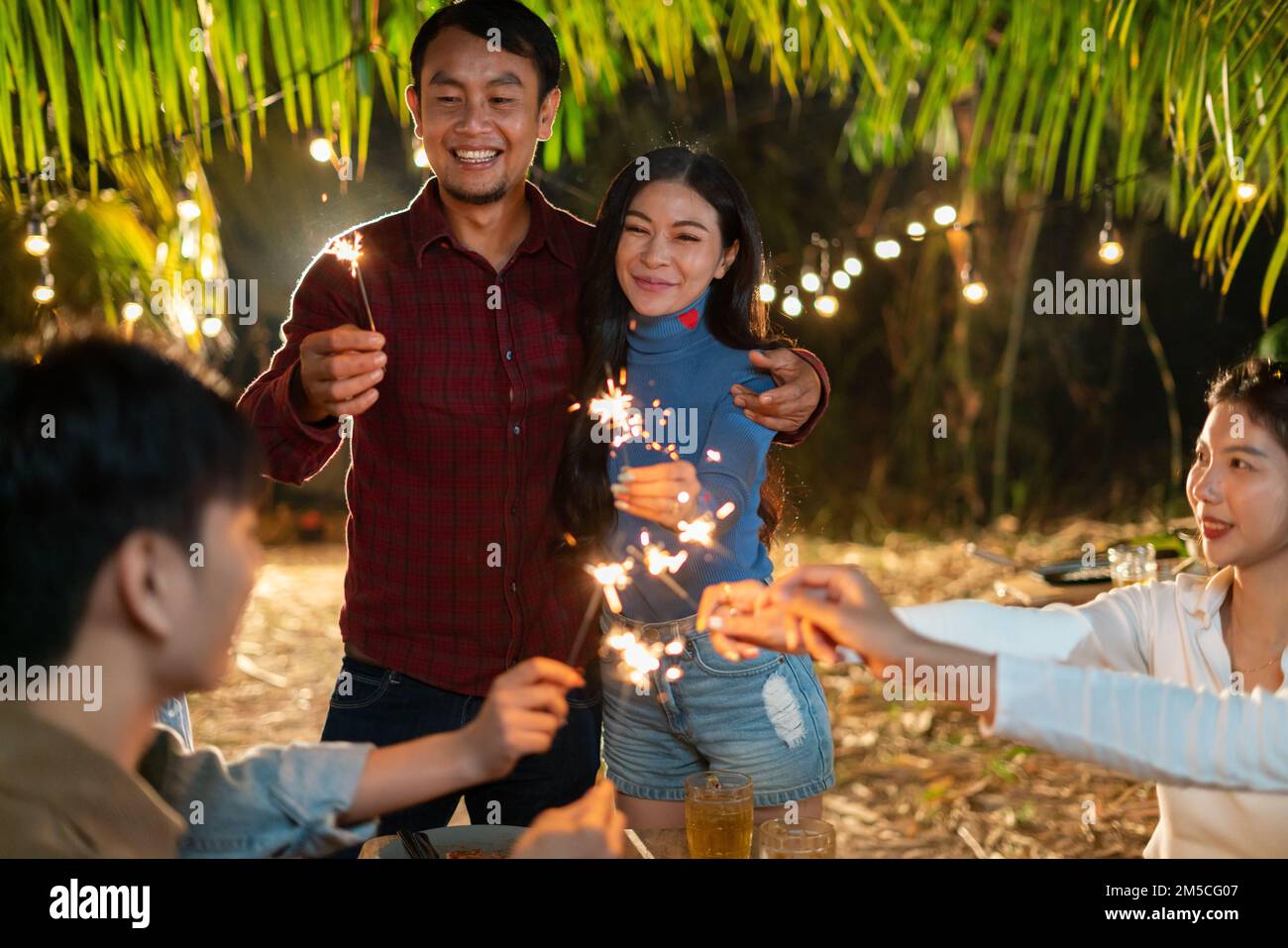 Junge Asiaten treffen sich, um mit Sparkler zu feiern und zu genießen Stockfoto