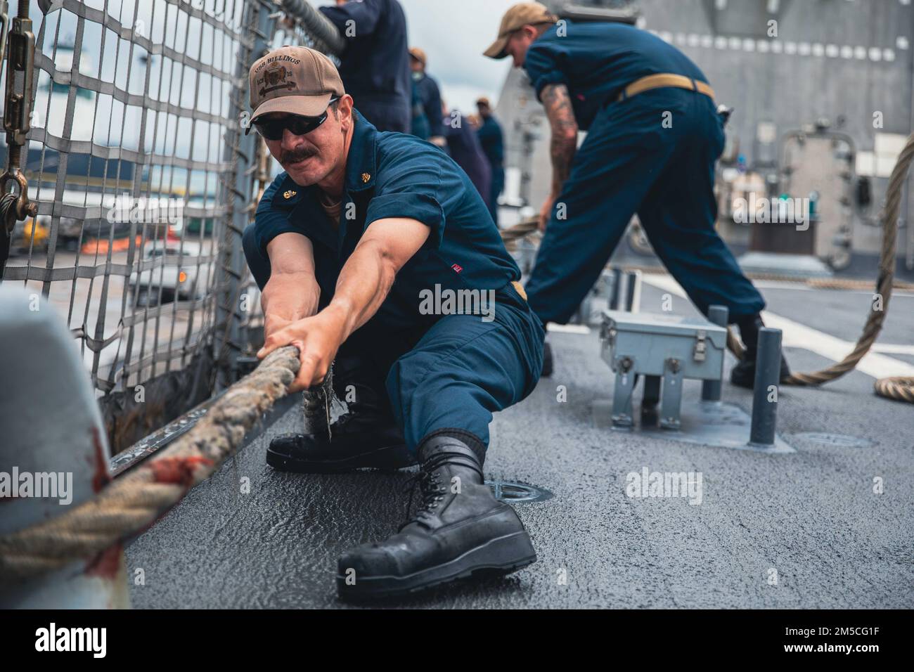 220301-N-GF955-1080 COLON, Panama - (1. März 2022) -- Chief Fire Controlman Michael Skow, Left, und Chief Mineman Jesse Silcox, der dem Kampfschiff USS Billings (LCS 15) der Freiheitsvariante zugeteilt wurde, fahren auf See um eine Linie und Ankerplatz, während das Schiff in Colon, Panama ankommt, um einen kurzen Halt für Treibstoff und Vorräte zu machen, 1. März 2022. Billings wird in das US-Flottengebiet 4. entsandt, um die Mission der Joint Interagency Task Force South zu unterstützen, zu der auch Missionen zur Bekämpfung des illegalen Drogenhandels in der Karibik und im östlichen Pazifik gehören. Stockfoto