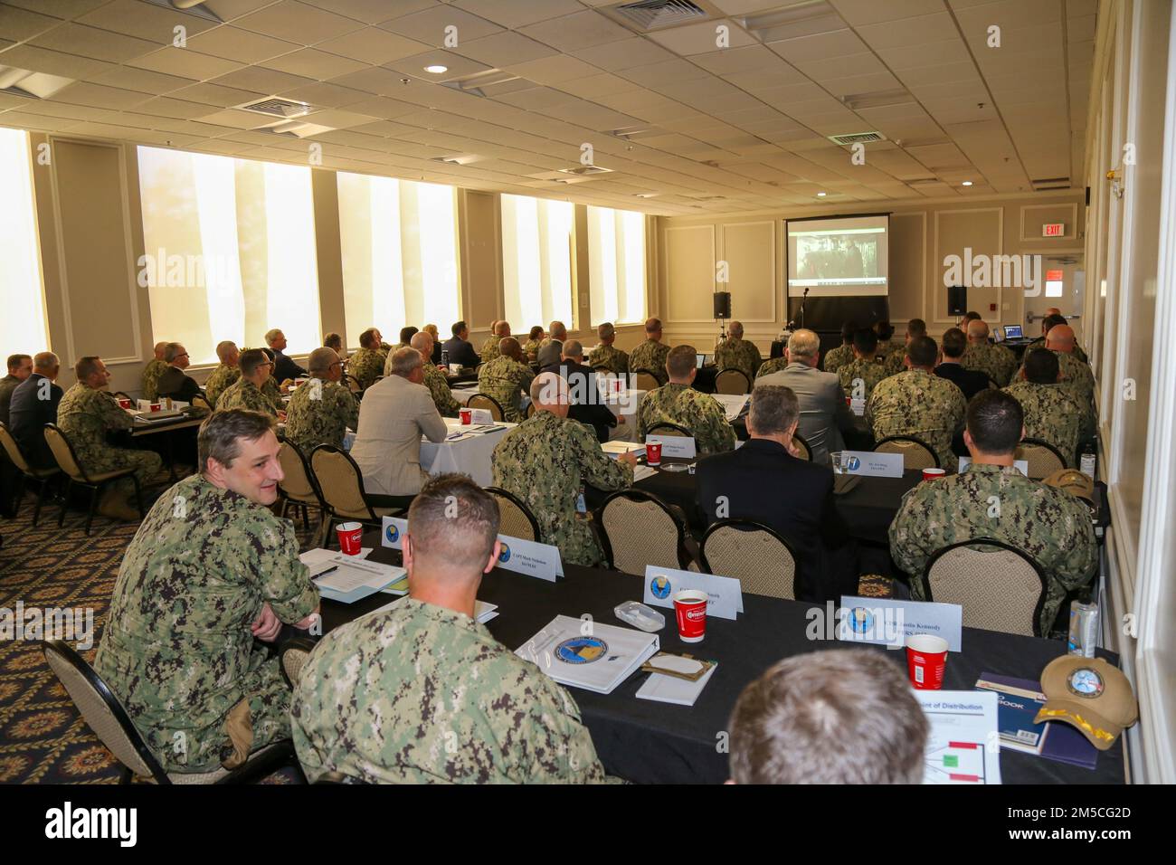 PENSACOLA, Florida (1. März 2022) Führungspersönlichkeiten aus dem gesamten Bereich Marine Education and Training Command/MyNavy HR Force Development versammeln sich zu einem Frühjahrsabend an der Naval Air Station Pensacola. Das Treffen bot Gelegenheit, eine Reihe von Prioritäten und Themen zu erörtern, die über die Mission „Street to Fleet“ (Straße zu Flotte) hinweg, die Rekrutierung, Ausbildung und Auslieferung kampfbereiter Krieger für die Flotte umfasste. Stockfoto