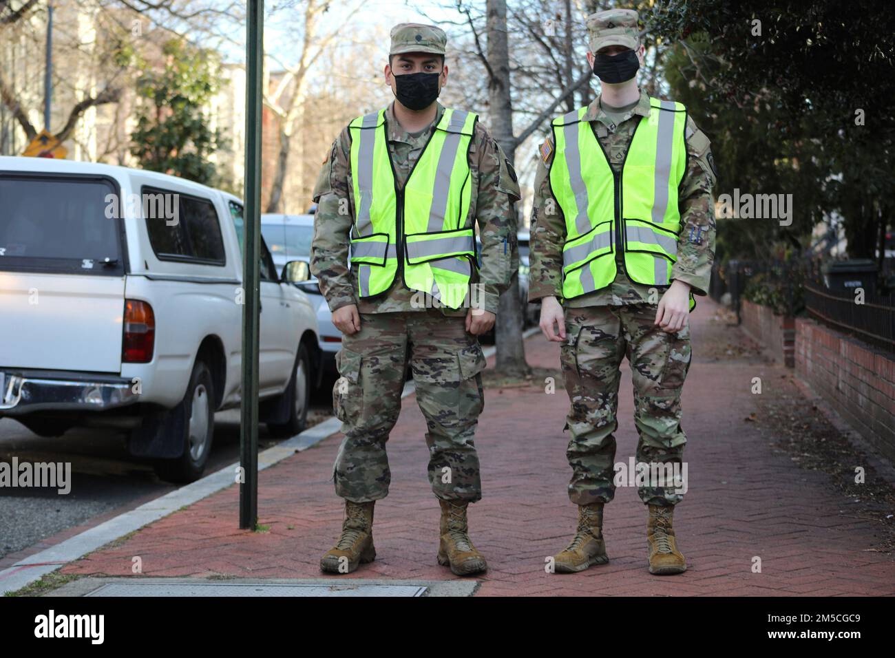 SPC. Brian Ludizaca, Left, Soldat der Militärpolizei bei der 508. Military Police Company, und PFC. James Githens, ein Motortransportunternehmen bei der 253. Transportation Company, beide bei der 42. Regional Support Group, New Jersey National Guard, Mann A USA Von der Capitol Police (USCP) ausgewiesener Verkehrskontrollpunkt im District of Columbia, 1. März 2022. Die Soldaten wurden aktiviert, um Mitgliedern der Nationalgarde von Columbia zu helfen, die die D.C. unterstützen Metropolitan Police Department und USCP mit Verkehrskontrolle in Erwartung der Demonstrationen des Ersten Verfassungszusatzes im Distrikt Stockfoto