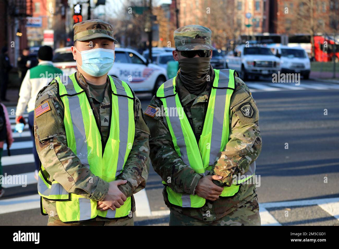 Sgt. Sang Park, Kampftechniker, und PFC. Camille Reyes, Militärpolizei, beide mit der 508. Military Police Company, 42. Regional Support Group, New Jersey National Guard (NJNG), Mann A USA Von der Capitol Police (USCP) ausgewiesener Verkehrskontrollpunkt im District of Columbia, 1. März 2022. Etwa 100 NJNG-Soldaten wurden aktiviert, um Mitgliedern der Nationalgarde des District of Columbia bei der Unterstützung des D.C. zu helfen Metropolitan Police Department und USCP mit Verkehrskontrolle in Erwartung der Demonstrationen des Ersten Verfassungszusatzes im District of Columbia. Stockfoto