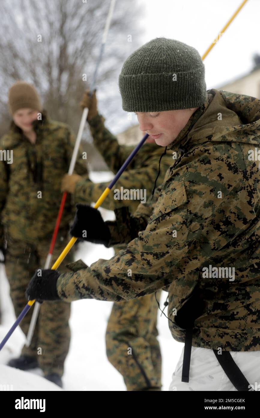 USA Kevin Humphrey, ein Einheimischer aus Sacramento, Und ein Funker mit dem All Domain Effects Team (ADET), 2. Air Naval Gunfire Liaison Company, II Marine Expeditionary Force Information Group (II MIG), führt Sondierungsübungen für eine Lawinenrettungsschulung vor der Übung Cold Response 2022 in Setermoen, Norwegen, 2. März 2022 durch. ADETs wurden entwickelt, um Funktionen aus II-MIG zu integrieren, um kinetische und nicht-kinetische Brände zu synchronisieren und so Effekte in Luft-, Land-, See-, Weltraum- und Cyber-Domänen zu erzeugen. Übung Cold Response '22 ist ein zweijähriges NOR Stockfoto