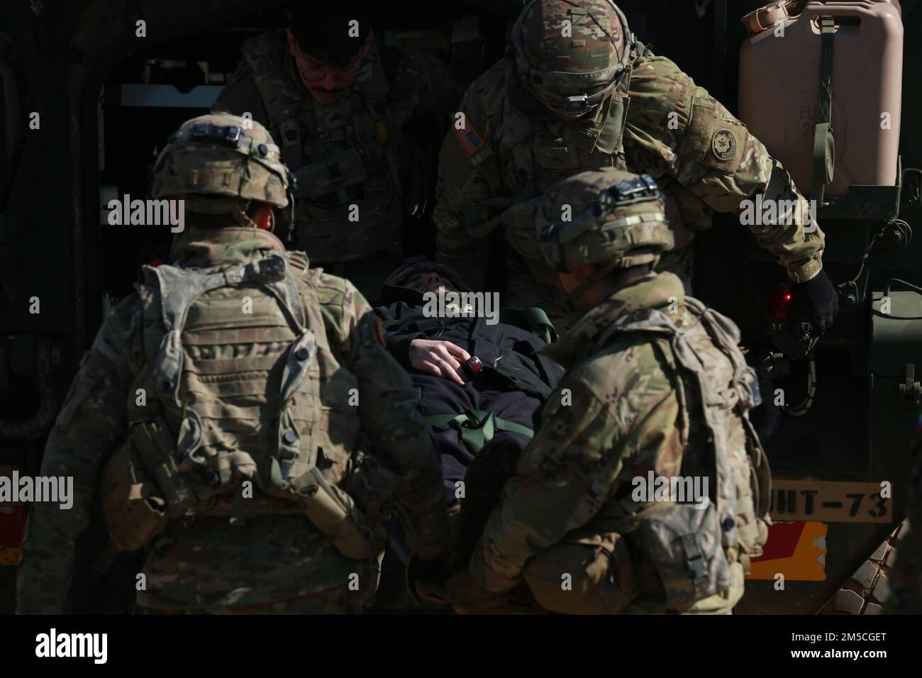 USA Medizinisches Personal der Armee, das dem the1. Geschwader, 2D. Kavallerie-Regiment zugeteilt ist, bietet simulierte medizinische Versorgung und Transport in die USA Soldat der D-Kompanie angeschlossen, 1-4. Infanterie-Regiment auf lest Training Area, Slowakei, 1. März 2022. Saber Strike ist eine multinationale Übung vom 28. Februar bis zum 18. März 2022, an der 13 alliierte NATO- und Partnerländer teilnehmen. Die Übung soll die kollektiven Fähigkeiten der NATO' zeigen und zeigen, dass wir gemeinsam stärker sind. Stockfoto