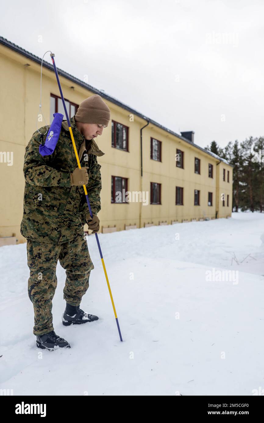 USA Walter Hernandez, ein Einheimischer von Henderson, N.C., Und ein Bodenelektronik-Übertragungssystem-Betreuer mit dem All Domain Effects Team (ADET), 2. Air Naval Gunfire Liaison Company, II Marine Expeditionary Force Information Group (II MIG), führt Sondierungsübungen für eine Lawinenrettungsübung vor der Übung Cold Response 2022 in Setermoen, Norwegen, 2. März 2022 durch. ADETs wurden entwickelt, um Funktionen aus II-MIG zu integrieren, um kinetische und nicht-kinetische Brände zu synchronisieren und so Effekte in Luft-, Land-, See-, Weltraum- und Cyber-Domänen zu erzeugen. Bsp Stockfoto