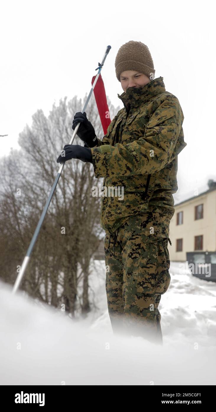 USA Justin Mostillo, ein Einheimischer von Greensboro, N.C., Und ein Feuerwehrspezialist des All Domain Effects Team (ADET), 2. Air Naval Gunfire Liaison Company, II Marine Expeditionary Force Information Group (II MIG), führt Sondierungsübungen für eine Lawinenrettungsübung praktische Anwendung vor der Übung Cold Response 2022 in Setermoen, Norwegen, 2. März 2022 durch. ADETs wurden entwickelt, um Funktionen aus II-MIG zu integrieren, um kinetische und nicht-kinetische Brände zu synchronisieren und so Effekte in Luft-, Land-, See-, Weltraum- und Cyber-Domänen zu erzeugen. Übung Kaltreaktion '22 i Stockfoto