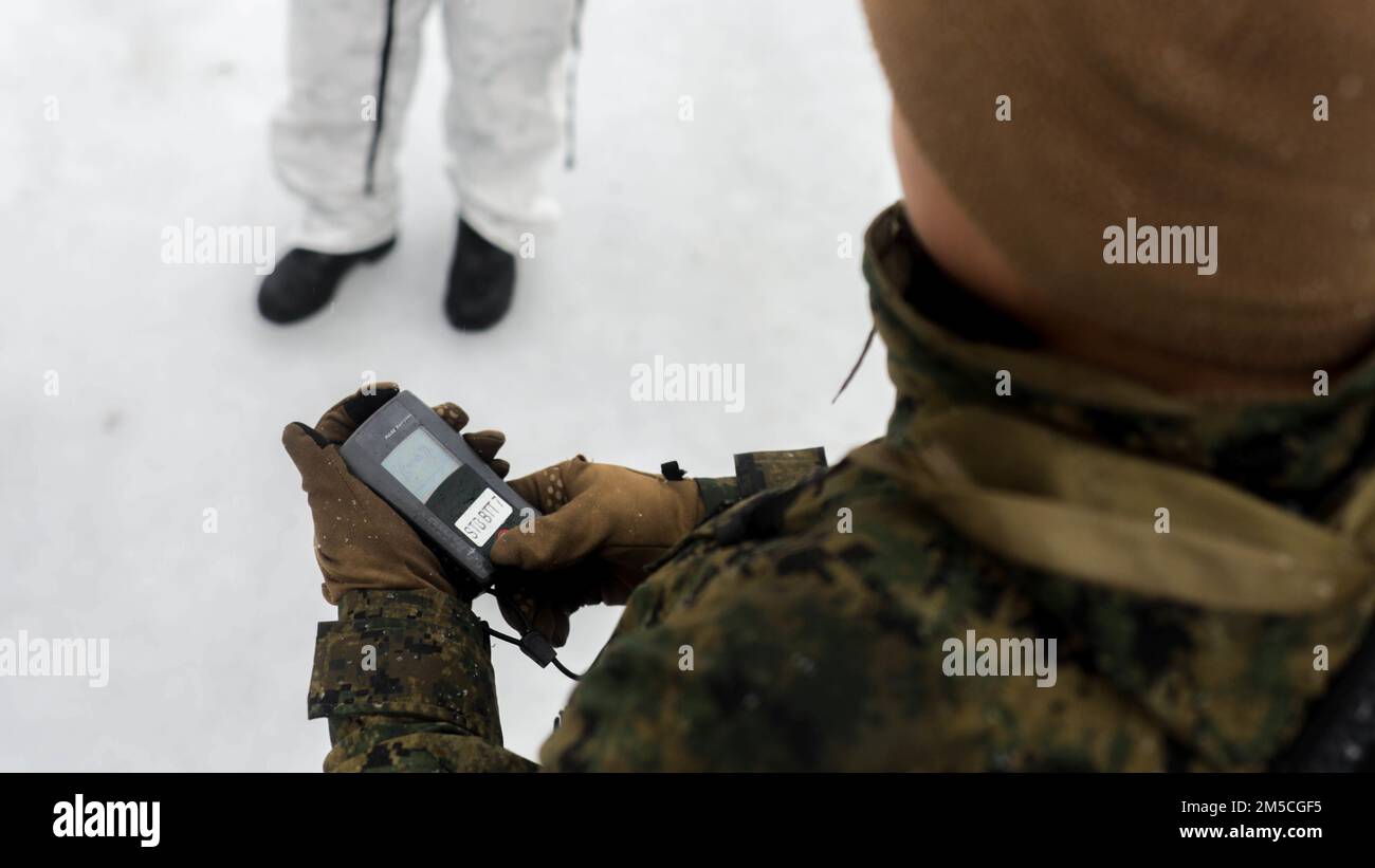 USA Walter Hernandez, ein Einheimischer von Henderson, N.C., Und ein Bodenelektronik-Übertragungssystem-Betreuer mit dem All Domain Effects Team (ADET), 2. Air Naval Gunfire Liaison Company, II Marine Expeditionary Force Information Group (II MIG), nutzt ein Lawinensignal für eine Lawinenrettung praktische Anwendung vor der Übung Cold Response 2022 in Setermoen, Norwegen, 2. März 2022. ADETs wurden entwickelt, um Funktionen aus II-MIG zu integrieren, um kinetische und nicht-kinetische Brände zu synchronisieren und so Effekte in Luft, Land, Meer, Raum und Cyberdomäne zu erzeugen Stockfoto