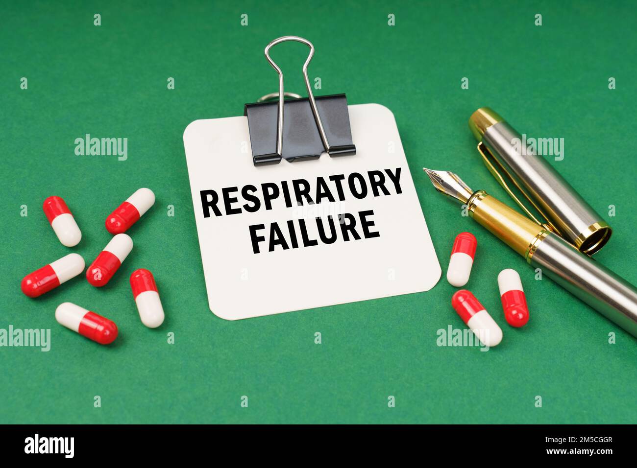 Medizinisches Konzept. Auf der grünen Oberfläche des Tablets ein Stift und ein Notizblock mit der Aufschrift „Atemstillstand“ Stockfoto