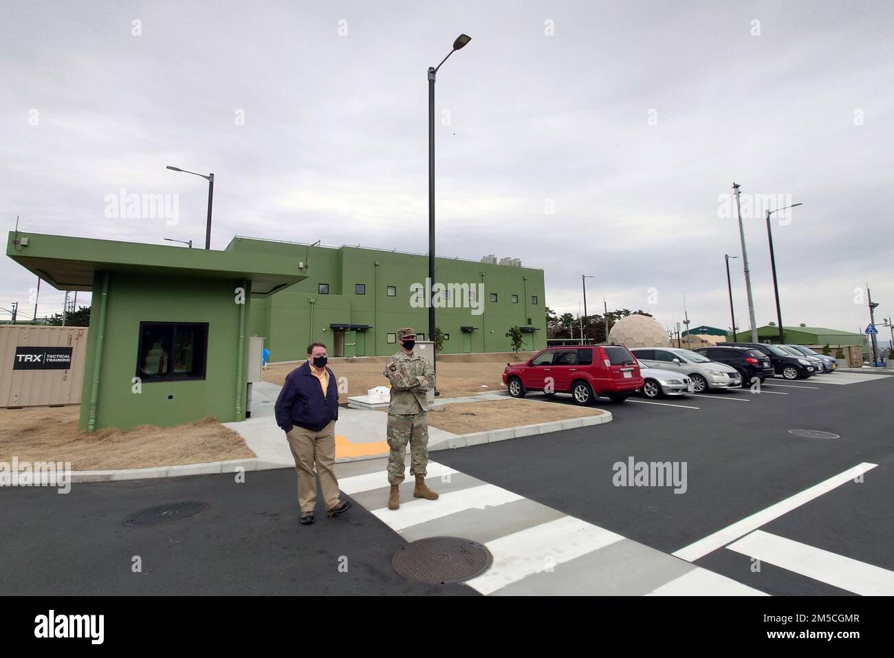 Tommy Rose, Honshu Area Engineer, KCS Project Administrative Contracting Officer, USA Army Corps of Engineers – Japan District und Major Bobby Johnson, USA Armeekorps der Ingenieure – stellvertretender Befehlshaber des Bezirks Japan, sehen Sie sich die Kommunikationsstelle Kyogamisaki in der Präfektur Kyoto, Japan, kurz vor der offiziellen Zeremonie zur Eröffnung des Lebenserhaltungsbereichs (Wohnräume) der Anlage an. Die grünen Gebäude sind eine Seltenheit für die USA Die Armee, die ihre Gebäude gewöhnlich braun streicht. Die grüne Farbe entspricht der Farbe der nahegelegenen Gebäude der japanischen Bodenschutztruppe und zeigt Solidarität Stockfoto