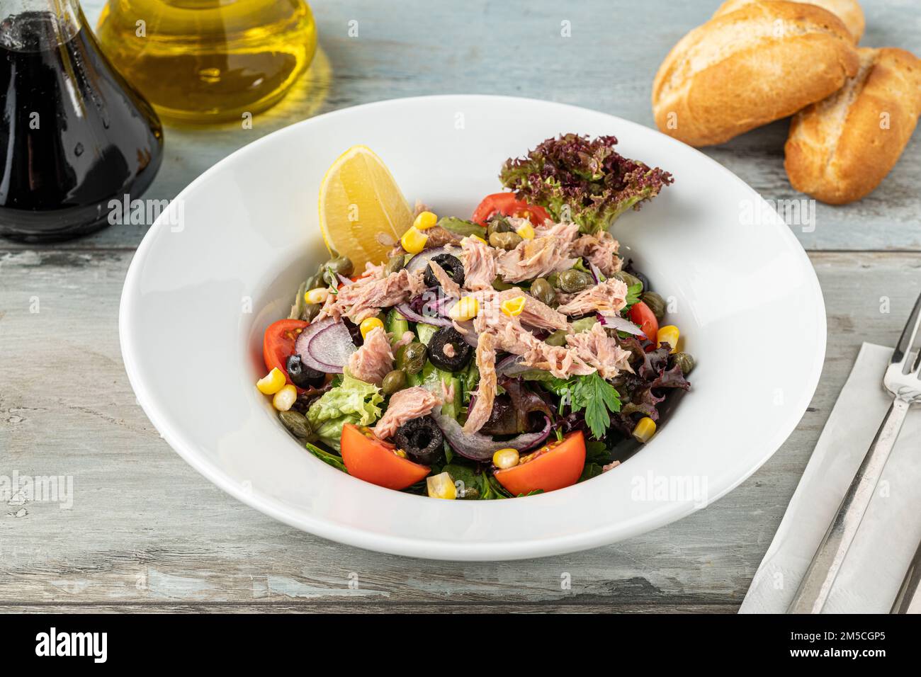 Thunfischsalat in einer Schüssel aus weißem Porzellan. Gesundes Lebensmittelkonzept Stockfoto