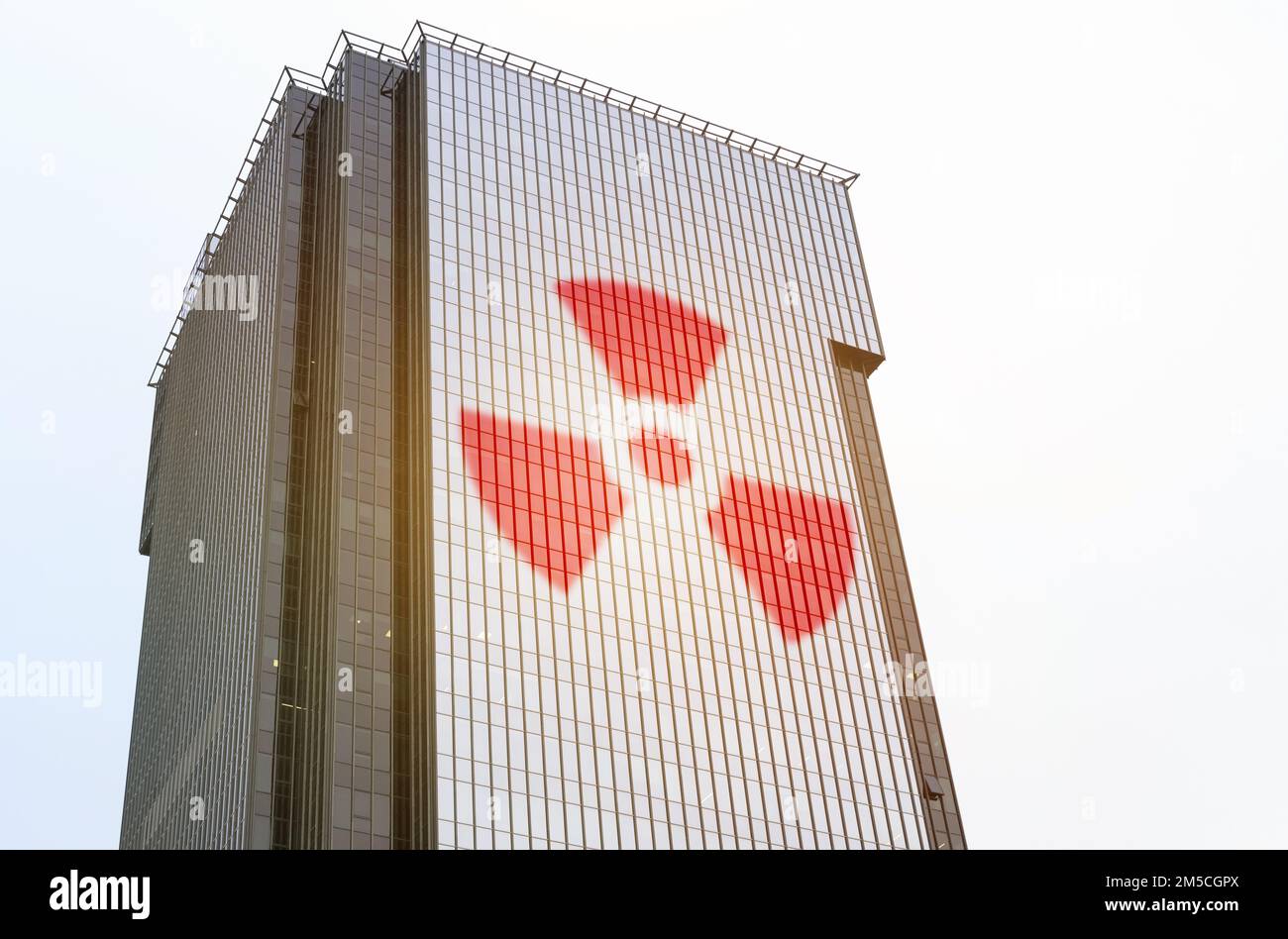 Industriekonzept. Ein Symbol ist auf der Glasoberfläche des Gebäudes abgebildet - Strahlungssymbol Stockfoto