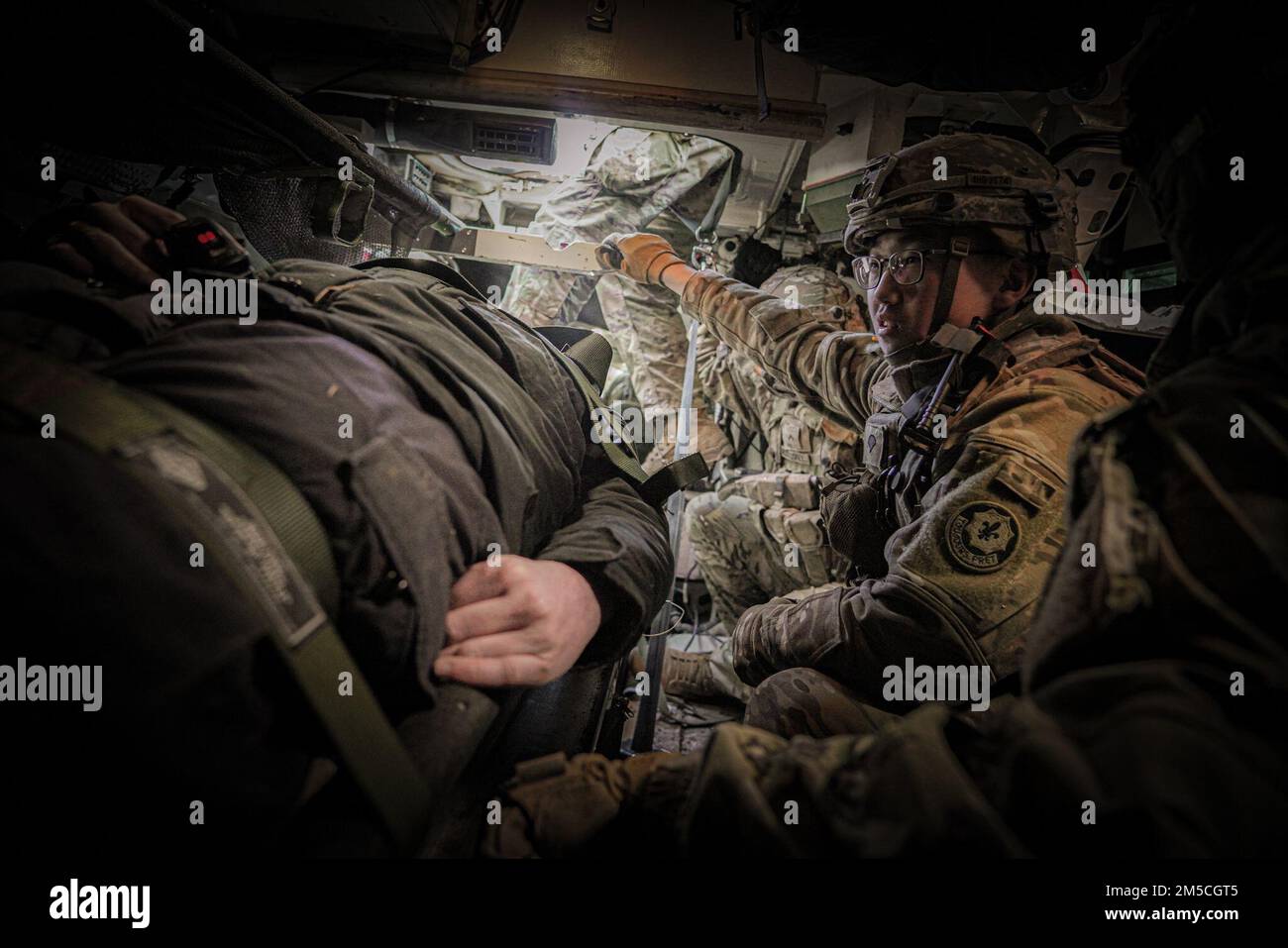 USA Medizinisches Personal der Armee, das dem 1. Geschwader, 2D. Kavallerie-Regiment zugeteilt ist, bietet simulierte medizinische Versorgung und Transport in die USA Soldat der D-Kompanie angeschlossen, 1-4. Infanterie-Regiment auf lest Training Area, Slowakei, 1. März 2022. Saber Strike ist eine multinationale Übung vom 28. Februar bis zum 18. März 2022, an der 13 alliierte NATO- und Partnerländer teilnehmen. Die Übung soll die kollektiven Fähigkeiten der NATO zeigen und zeigen, dass wir gemeinsam stärker sind. Stockfoto