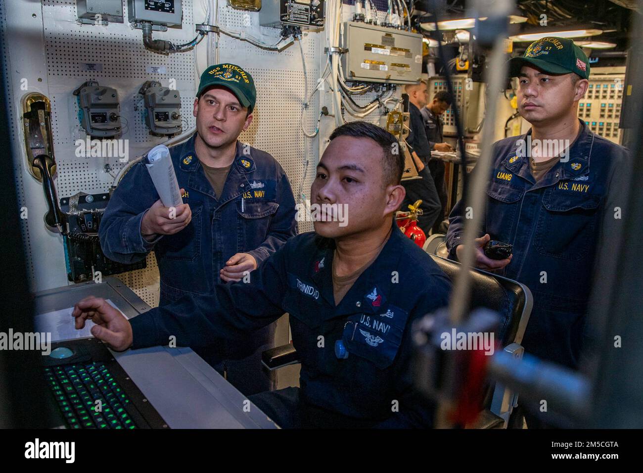 220302-N-HG846-1014 AEGEAN SEA (2. März 2022) – Chief Electrician’s Mate Jay Bosch, Left, from Rochester, N. Y., Electricians Mate 1. Class Winston Trinidad, Center, from Manila, Philippinen, Und Chief Gas Turbine Systems Technician (Mechanical) Hong Liang von Cary, N.C., überprüfte die Unfallalarme während einer technischen Übung an Bord der Arleigh Burke-Klasse-Guided-Missile Destroyer USS Mitscher (DDG 57), 2. März 2022. Mitscher ist derzeit bei der Harry S. Truman Carrier Strike Group in den USA stationiert Sechster Flottenbereich zur Unterstützung der Interessen der USA, Verbündeten und Partner in der EU Stockfoto