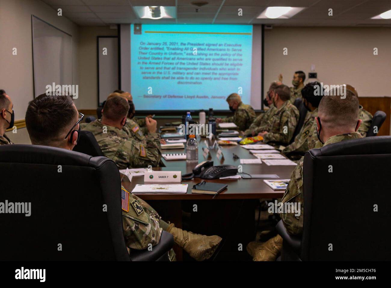 Col. Timothy Gallagher, Commander, und Kommandoleiter Major Ray Ramirez, 4. Kavallerie Multifunktionale Trainingstruppe, sowie Bataillonskommandos erhalten eine „Tier 2“-Schulung in den aktualisierten USA 1. März 2022 in Fort Knox, Kentucky. Kapitän Ikeno, Brigaderichter, Leiter der Ausbildung. Unabhängig von aktualisierten Richtlinien steht bei allen Interaktionen mit Servicemitarbeitern und Befehlsteams an erster Stelle der Respekt und der würdevolle Umgang mit allen. Stockfoto