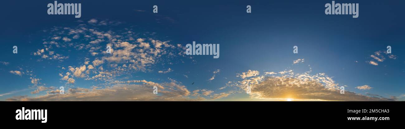 Blaues Sommerhimmel-Panorama mit hellen Cirrus-Wolken. HDR Seamless Spherical equirectangulant 360 Panorama Himmelskuppel oder Zenit für 3D Visualisierung und Stockfoto