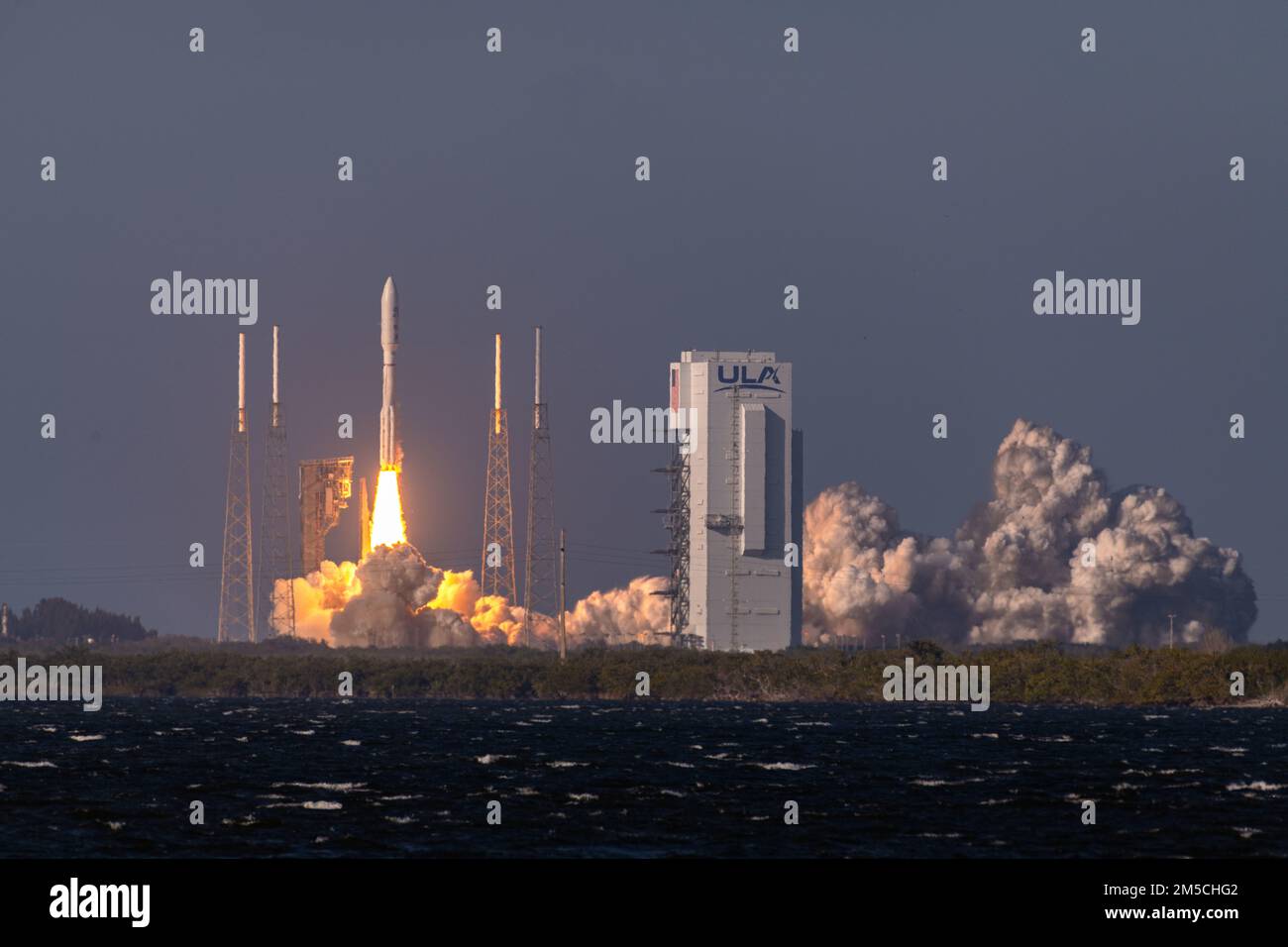 Eine United Launch Alliance Atlas V Rakete startet von SLC-41 an der Cape Canaveral Space Force Station, Florida, 1. März 2022. Diese Mission brachte den GOES-T-Wettersatelliten der nationalen Ozean- und Atmosphärenverwaltung in die Umlaufbahn. Stockfoto