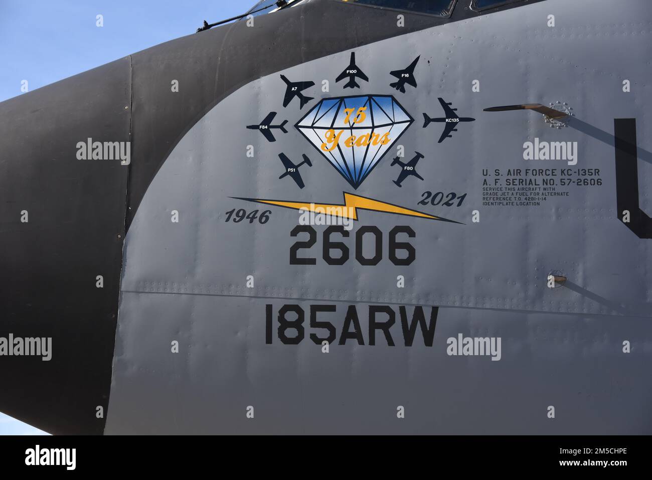 EIN US-AMERIKANISCHER Air Force KC-135 auf der Rampe in Sioux City, Iowa am 1. März 2022 mit Diamantnasen-Kunstwerken, die anlässlich des 75. Jahrestages der Air National Guard von Sioux City entworfen wurden. Die Silhouetten repräsentieren jedes Flugzeug, das seit seinen Anfängen im Jahr 1946 von der Iowa ANG-Einheit geflogen wird. Der Thunderbolt repräsentiert viele der ersten Flugzeuge, die von der Einheit wie dem Thunderjet geflogen wurden. USA Air National Guard Foto Senior Master Sgt. Vincent De Groot 185. ARW Wing PA Stockfoto