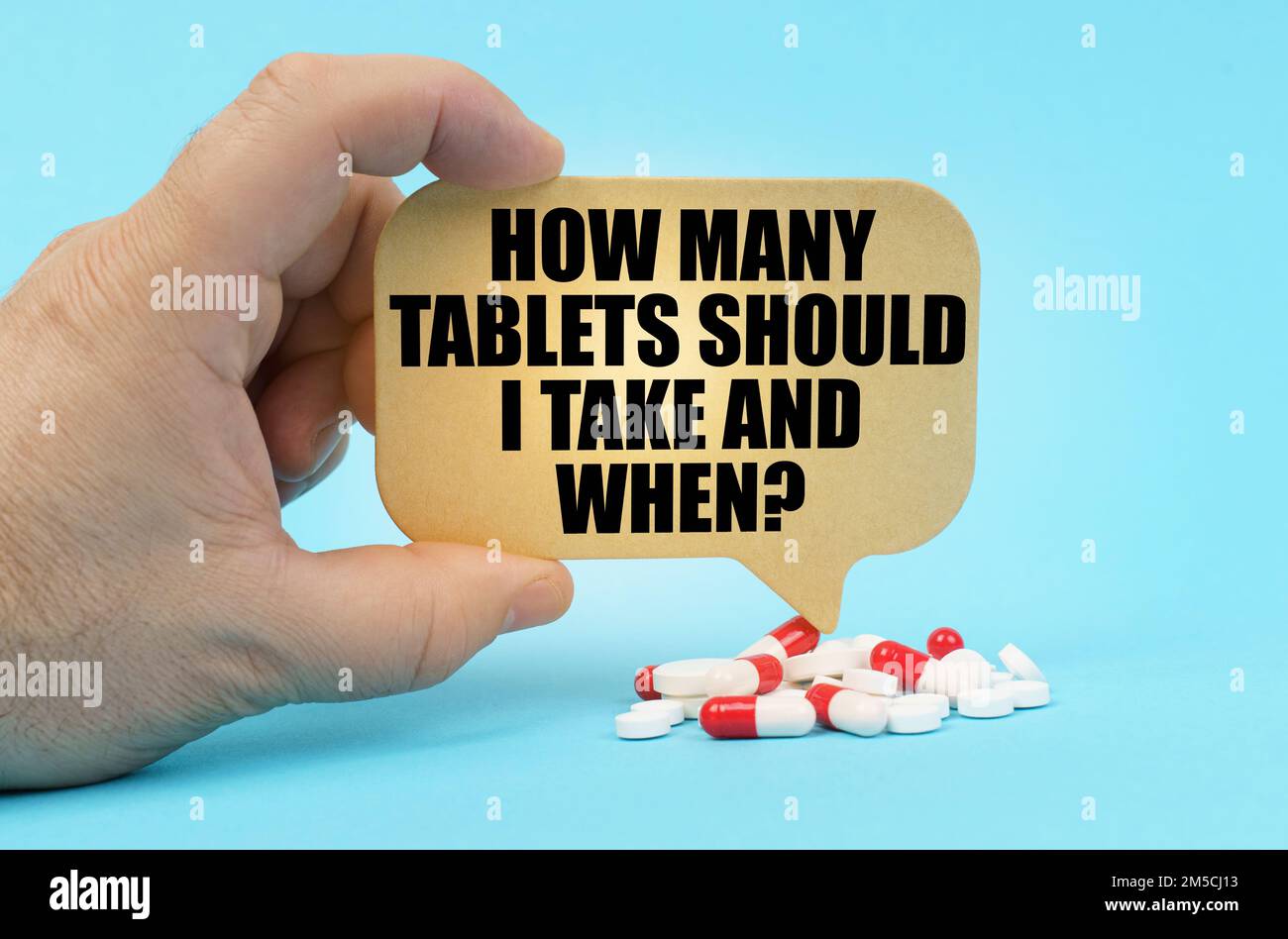 Wie Viele Tabletten Muss Man Nehmen Um Ohnmächtig Zu Werden Medizinisches Konzept. Auf einer blauen Oberfläche sind Pillen in der