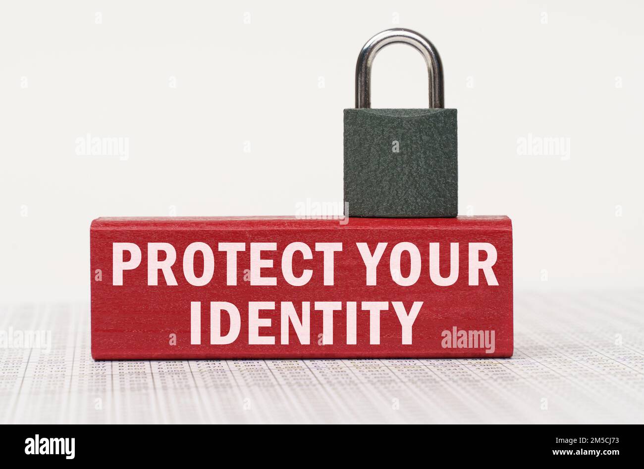 Geschäfts- und Sicherheitskonzept. Auf den Berichten befindet sich ein roter Block mit der Aufschrift „Schützen Sie Ihre Identität“ und einem Schloss. Stockfoto
