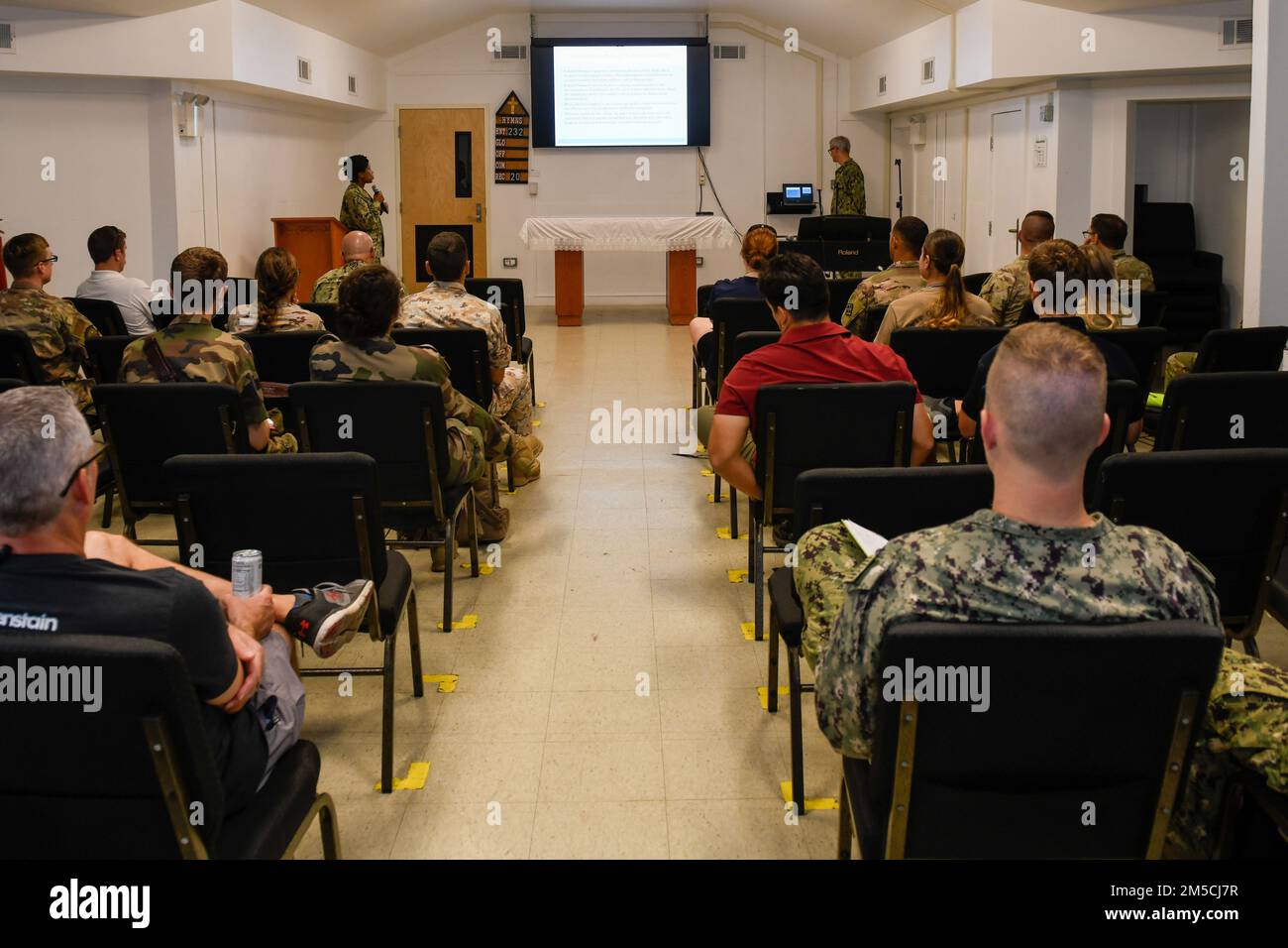 Teilnehmer des Kurses für Tropenmedizin des Militärs nehmen an einer Präsentation im Camp Lemonnier, Dschibuti, am 1. März 2022 Teil. Der Kurs brachte gemeinsame Partner und Verbündete für die Tropenmedizin zusammen. Der Kurs wurde entwickelt, um Ärzte, Mittelschuler, Krankenschwestern, Ärzte und alle anderen verwandten Gesundheitsprodukte zu Schulen und auszubilden. Stockfoto