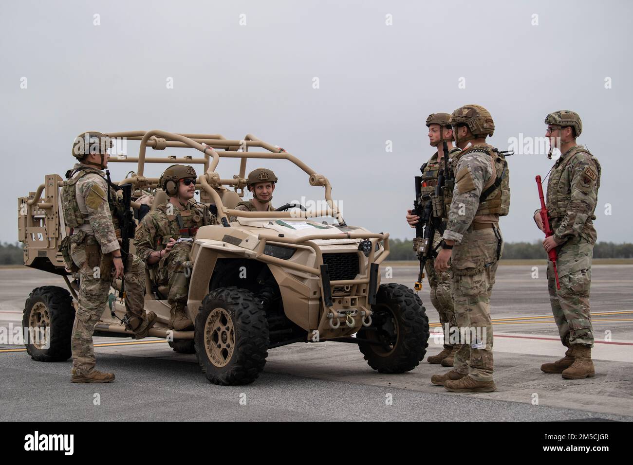 USA Air Force Airmen, die dem 822. Base Defense Squadron zugeteilt sind, diskutieren Taktiken während des Exercise Ready Tiger 22-01 in Avon Park, Florida, 1. März 2022. Das 820. BDG war für die Sicherung des Flugplatzes verantwortlich, um die Fortsetzung der Mission zu gewährleisten. Ready Tiger ist eine Lead-Wing-Übung, bei der die Fähigkeit des Luftwaffenstützpunktes Moody getestet wird, Luftstützschwadronen einzusetzen, um bei der Erzeugung von Luftstrom im unteren Bereich zu helfen und Kommando und Kontrolle in umstrittenen Umgebungen aufrechtzuerhalten. Stockfoto