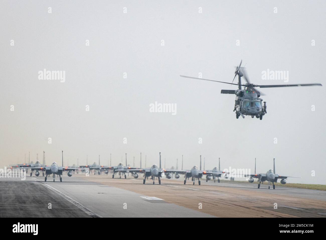 Eine Formation von F-15C/D Eagles, die den 44. Und 67. Kampfgeschwadern zugeteilt wurden, ein KC-135 Stratotanker, der 909. Luftwaffenstaffel zugeteilt wurde, ein E-3 Wachposten, der 961. Luftwaffenstaffel zugeteilt wurde, Und ein HH-60 Pavehawk, der dem 33. Rettungstrupp zugeteilt wurde, während einer Routineübung zur Vorbereitung der Flügel am Kadena Luftwaffenstützpunkt, Japan, 2. März 2022. Ähnliche Schulungen werden routinemäßig in den USA durchgeführt Luftwaffenstützpunkte in Japan und auf der ganzen Welt, um sicherzustellen, dass die USA Die Bereitschaft der Flugzeugführer, auf eine Reihe möglicher Notfälle zu reagieren. Stockfoto