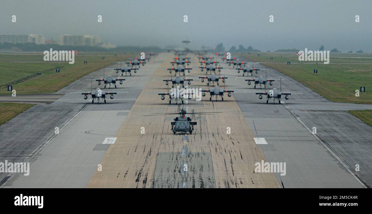 Eine Formation von F-15C/D Eagles, die den 44. Und 67. Kampfgeschwadern zugeteilt wurden, ein KC-135 Stratotanker, der 909. Luftwaffenstaffel zugeteilt wurde, ein E-3 Wachposten, der 961. Luftwaffenstaffel zugeteilt wurde, Und ein HH-60 Pavehawk, der dem 33. Rettungstrupp zugeteilt wurde, während einer Routineübung zur Vorbereitung der Flügel am Kadena Luftwaffenstützpunkt, Japan, 2. März 2022. Die Formation ist der Höhepunkt der engagierten Bemühungen des gesamten 18. Flügels, wobei jedes Mitglied wichtige Beiträge leistet, um sicherzustellen, dass Team Kadena jederzeit und überall Luftstrom liefern kann. Stockfoto