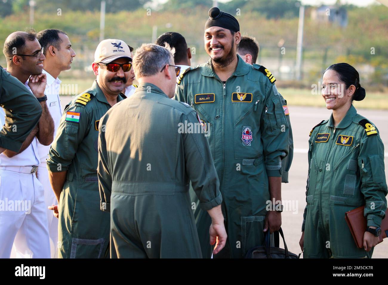 INS DEGA, Indien (1. März 2022) – CDR. Timothy Bierbach, Executive Officer  der „Golden Swordsmen“, Patrouillenschwadron (VP) 47, erörtert anstehende  Ereignisse mit Mitgliedern der indischen Marine vor einem Flug nach „MILAN  2022“