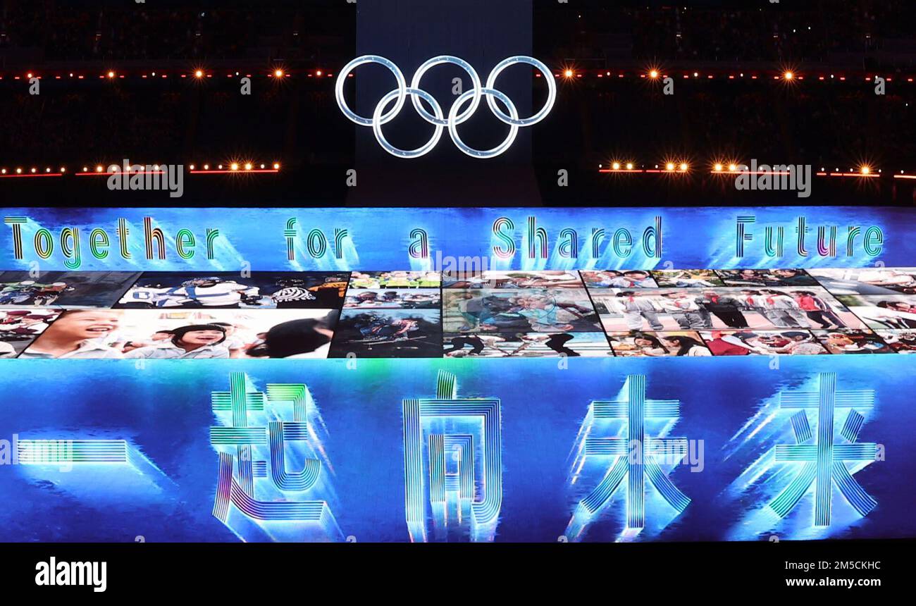 (221228) -- PEKING, 28. Dezember 2022 (Xinhua) -- Aktenfoto aufgenommen am 4. Februar 2022 zeigt den Fluss der Bilder während der Eröffnungszeremonie der Olympischen Winterspiele 2022 in Peking im Nationalstadion in der chinesischen Hauptstadt Peking. Die Olympischen Winterspiele vom 4. Bis 20. Februar in Peking und die Paralympischen Winterspiele vom 4. Bis 13. März fanden erfolgreich statt. Der chinesische Präsident Xi Jinping nahm an den Eröffnungs- und Abschlusszeremonien Teil und erklärte beide Veranstaltungen für eröffnet. China hat neun Gold-, vier Silber- und zwei Bronzemedaillen auf den dritten Platz gebracht, wobei die Anzahl der Gold- und Gesamtmedaillen Rekordhöhen erreichte Stockfoto