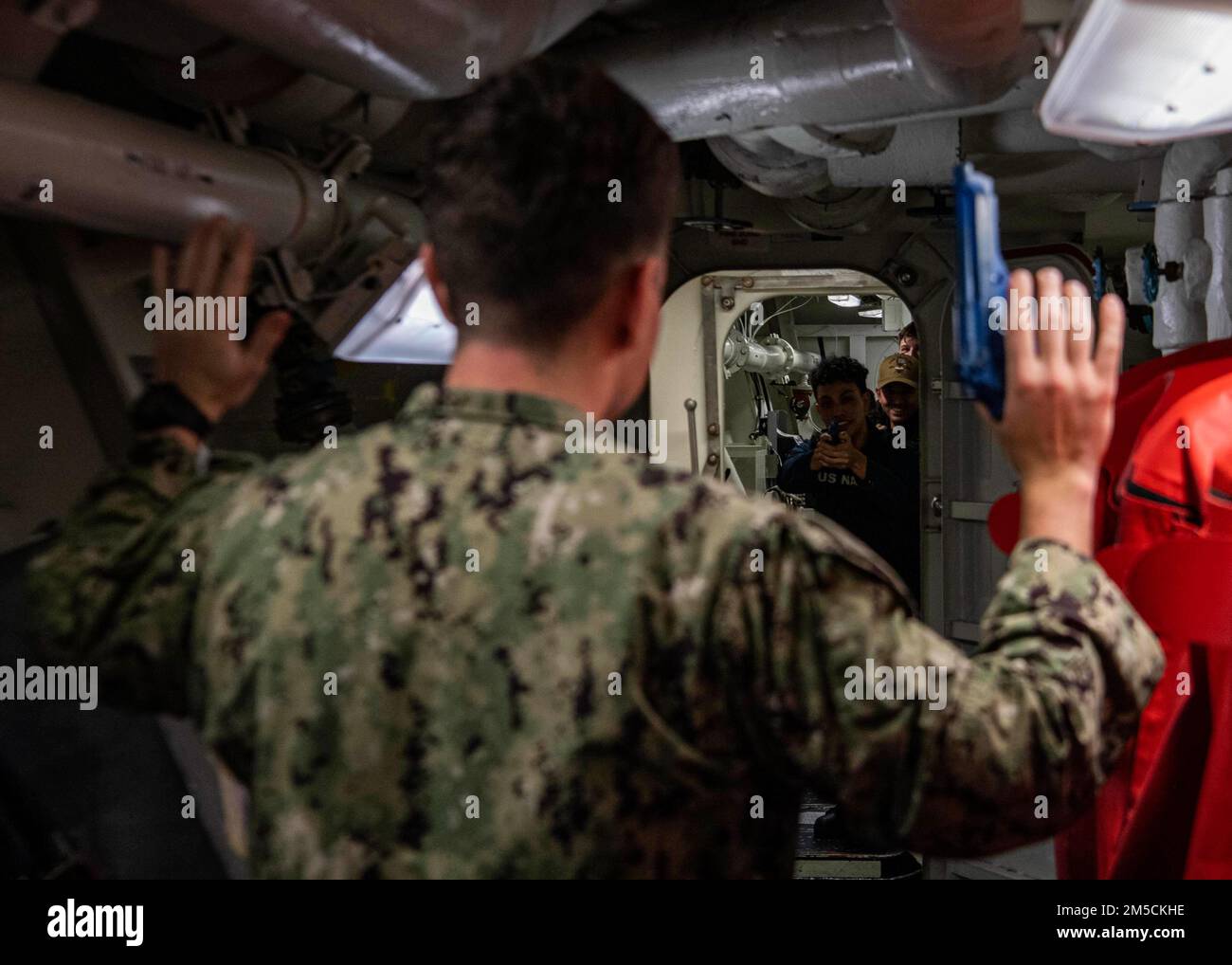 SEELEUTE IM GOLF VON OMAN (2. März 2022) nehmen am Truppenschutz-Training an Bord der Guided Missile Destroyer USS Gridley (DDG 101) im Golf von Oman am 2. März Teil. Gridley wird im US-Flottengebiet 5. eingesetzt, um Marineeinsätze zu unterstützen, um die maritime Stabilität und Sicherheit in der Zentralregion zu gewährleisten und das Mittelmeer und den Pazifik durch den westlichen Indischen Ozean und drei strategische Engpässe zu verbinden. Stockfoto