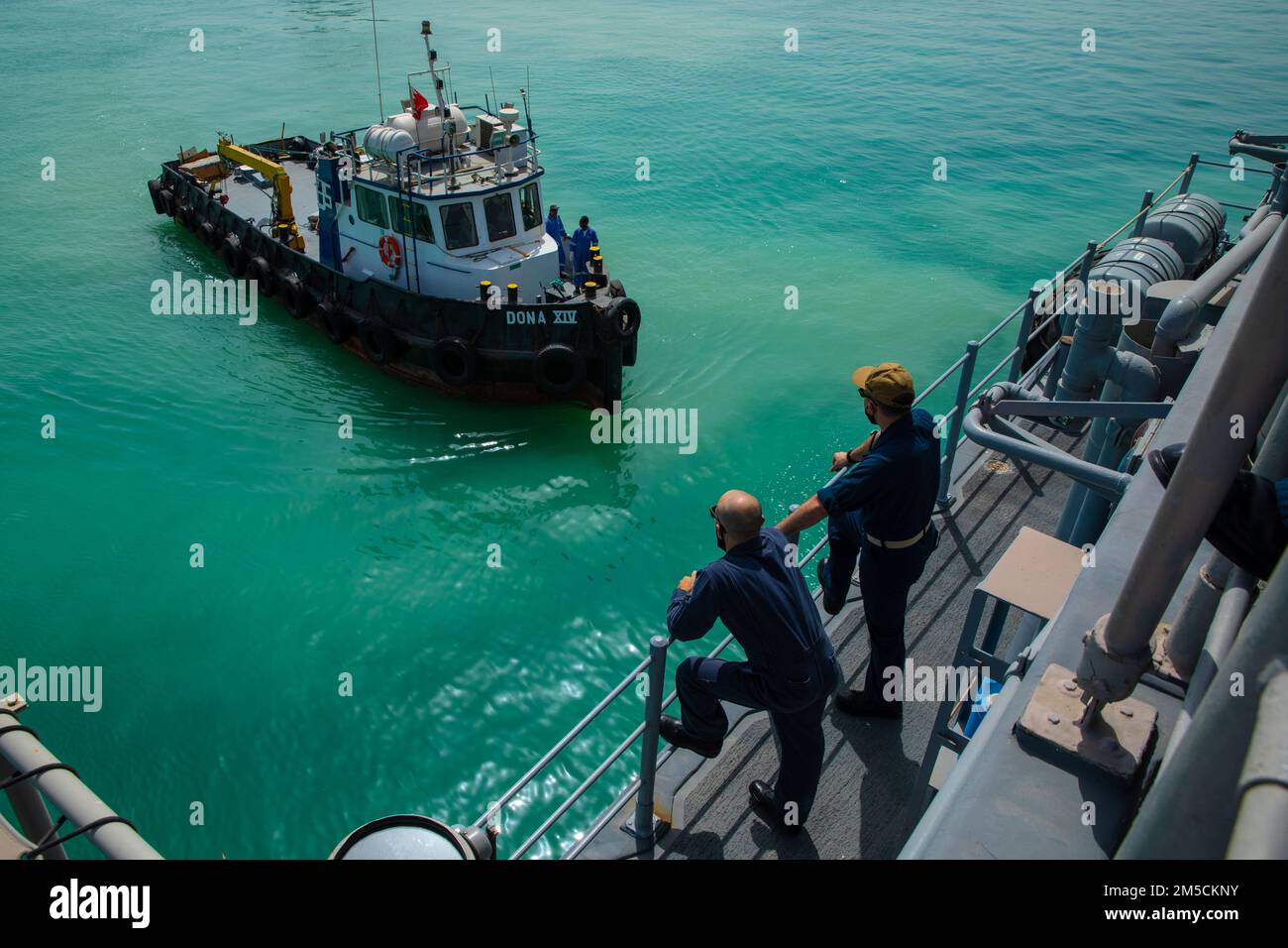 220302-A-LN610-1030 MANAMA, Bahrain (2. März 2022) Seeleute an Bord des Mine Gegenmaßnahmen Schiffs USS Devastator (MCM 6) bereiten sich auf die Abfahrt der Naval Support Activity Bahrain vor. März 2. Devastator wird im US-Flottengebiet 5. eingesetzt, um Marineeinsätze zu unterstützen, um die maritime Sicherheit und Stabilität in der Zentralregion zu gewährleisten und das Mittelmeer und den Pazifik durch den westlichen Indischen Ozean und drei strategische Engpässe zu verbinden. Stockfoto