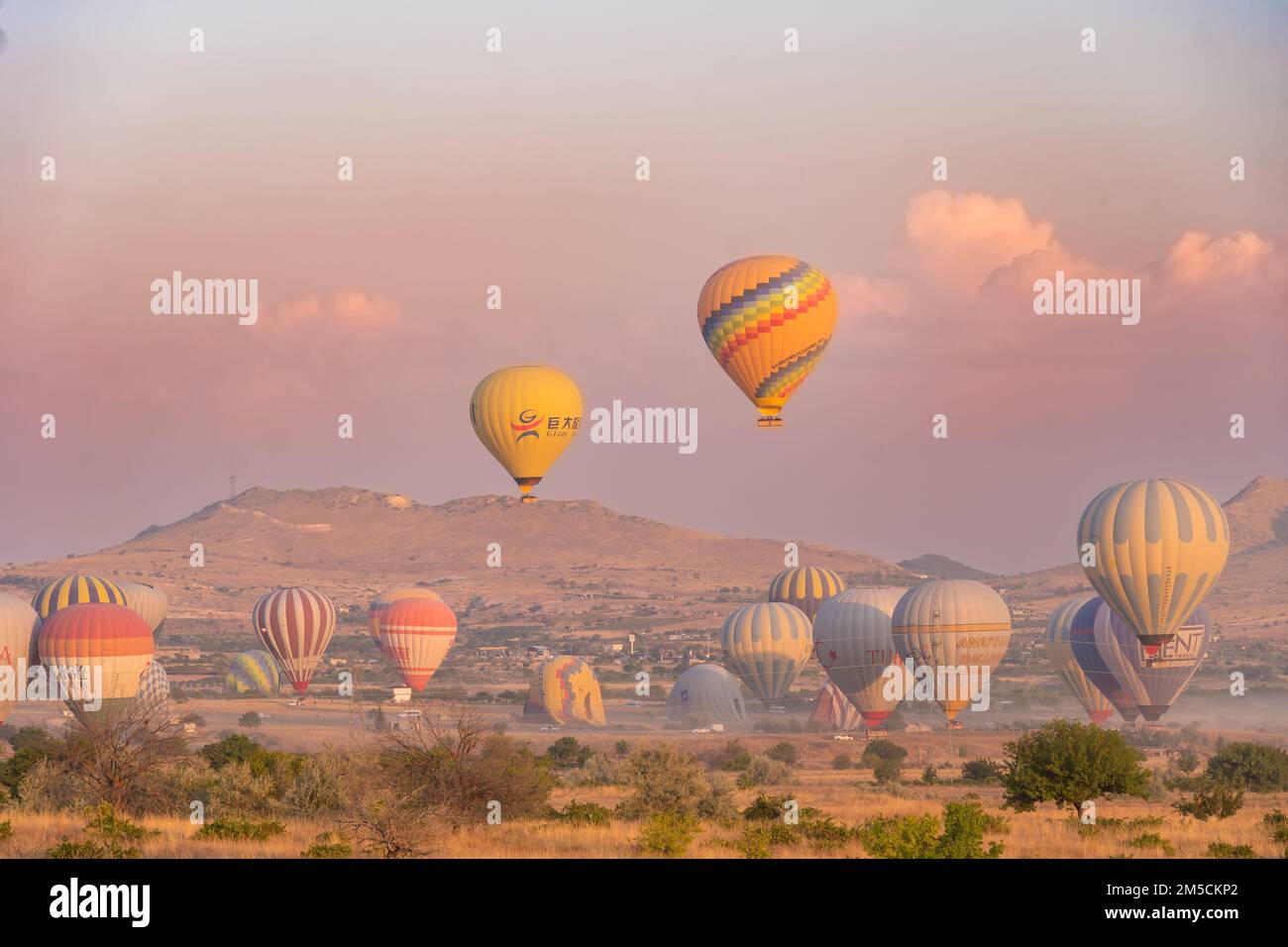 Kappadokien, Türkei-September 20 2022: Es gibt eine Menge Ballons am Himmel, einige Ballons landen. Heißluftballonflüge in Kappadokien Stockfoto