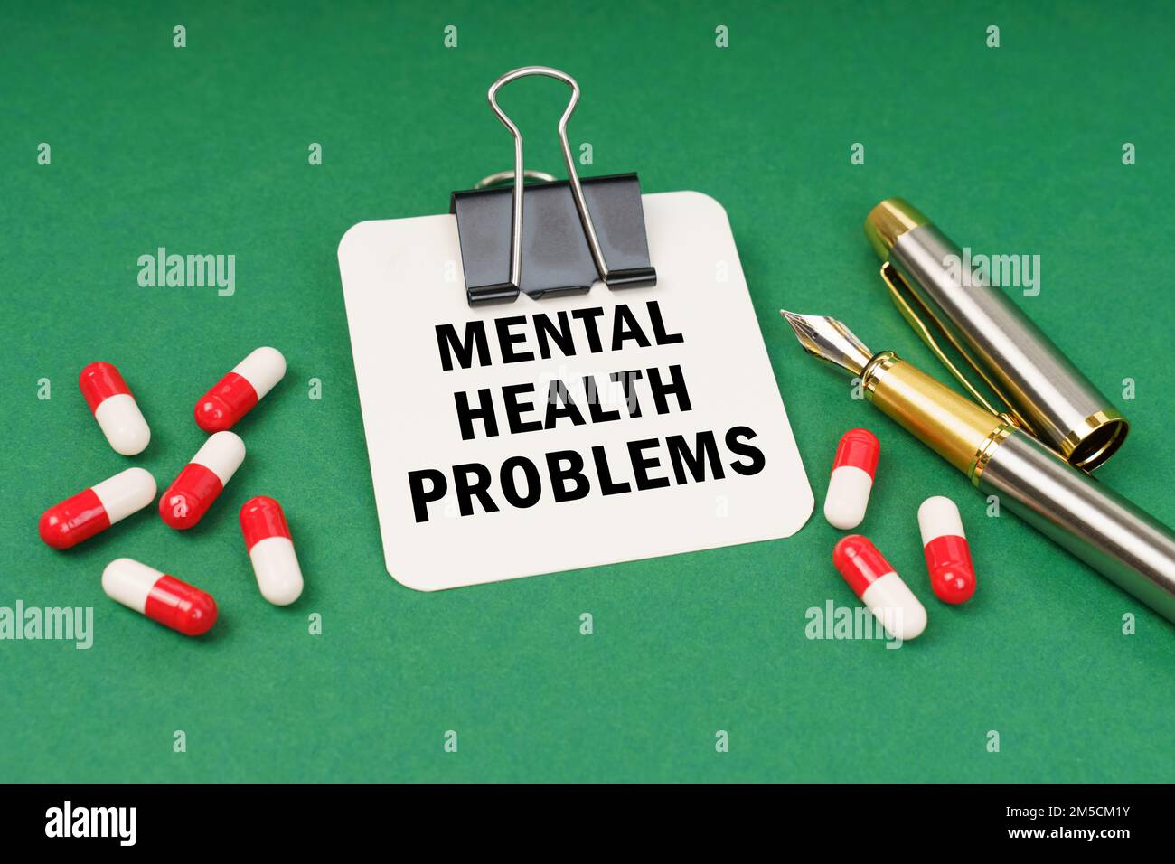 Medizinisches Konzept. Auf der grünen Oberfläche der Tablette, einem Stift und einem Notizblock mit der Aufschrift - psychische Gesundheitsprobleme Stockfoto