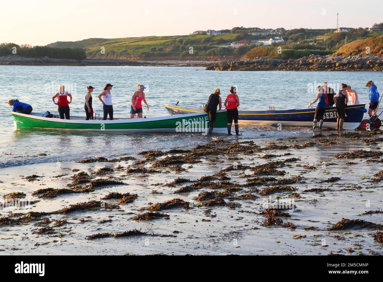 Nach dem Frauenrennen werden die Gigs in Porthmellon Beach, St. Mary's, Cornwall, Großbritannien, an Land gebracht Stockfoto