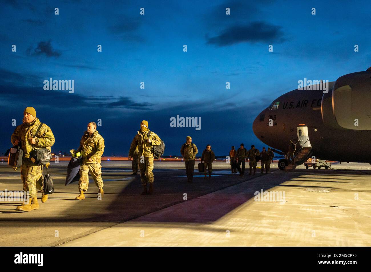 USA Flugzeuge, die dem 180. Kampfflügel der Ohio Air National Guard zugeteilt sind, kommen am Joint Mobility Center auf der gemeinsamen Basis Elmendorf-Richardson, Alaska, 2. März 2022 an. Die 180. FW ist in den USA vertreten Die Übung des Northern Command ARCTIC EDGE 2022, eine alle zwei Jahre stattfindende Homeland Defense Übung, die unter kalten Wetterbedingungen ein hochwertiges und effektives gemeinsames Training ermöglichen soll. Etwa 1.000 Mitarbeiter der US-Streitkräfte und der kanadischen Streitkräfte nehmen an AE22 Teil. Stockfoto