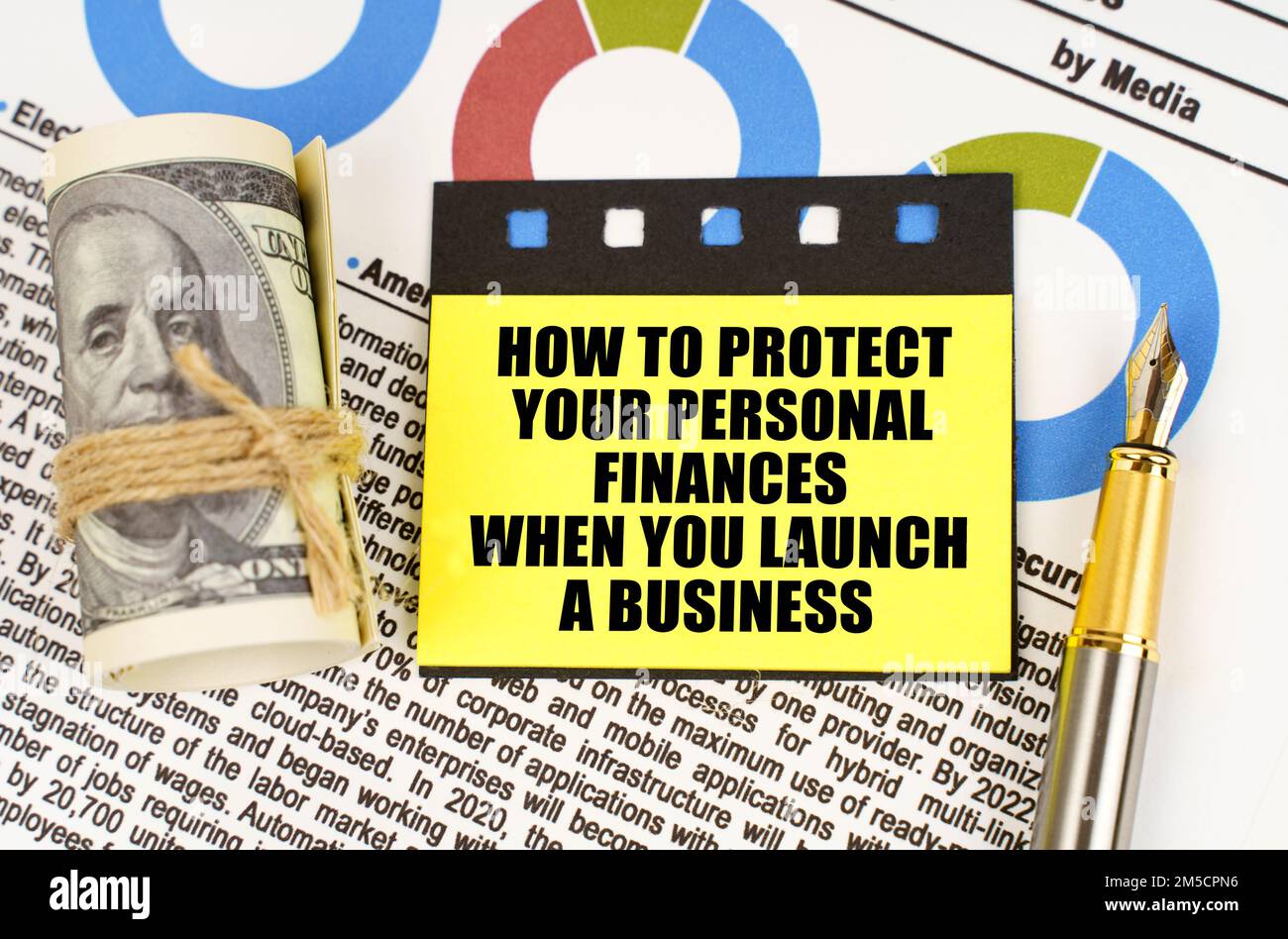 Geschäftskonzept. Auf Dokumenten mit Diagrammen befinden sich Dollars, ein Stift und gelbe Aufkleber mit der Aufschrift „so schützen Sie Ihre persönlichen Finanzen“ Stockfoto
