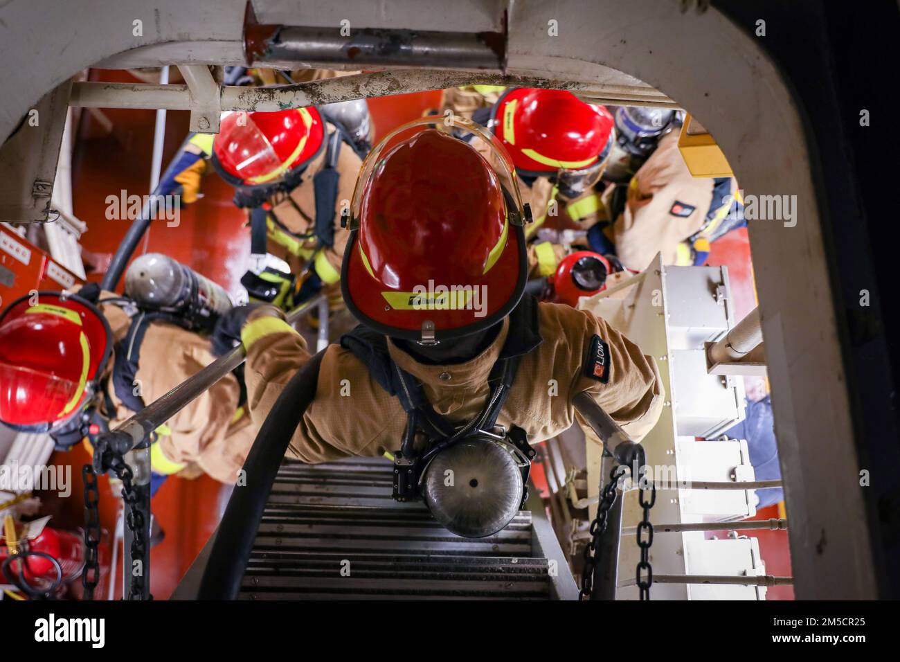 220302-N-EM691-1002 ATLANTISCHER OZEAN (2. März 2022) - Matrosen, die dem Guided Missile Destroyer USS zugeteilt wurden die Sullivans (DDG 68) führen am 2. März eine Hauptraummessung durch. Die Sullivans werden in das europäische Operationstheater entsandt und nehmen an einer Reihe von maritimen Aktivitäten zur Unterstützung der US-6.-Flotte und der NATO-Alliierten Teil. Stockfoto