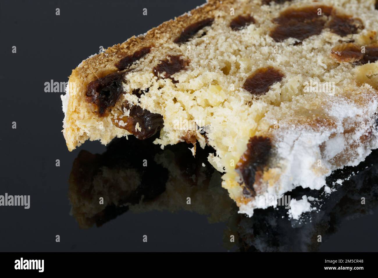 Nahaufnahme eines Stücks Weihnachtsstollen, in das gebissen wurde Stockfoto