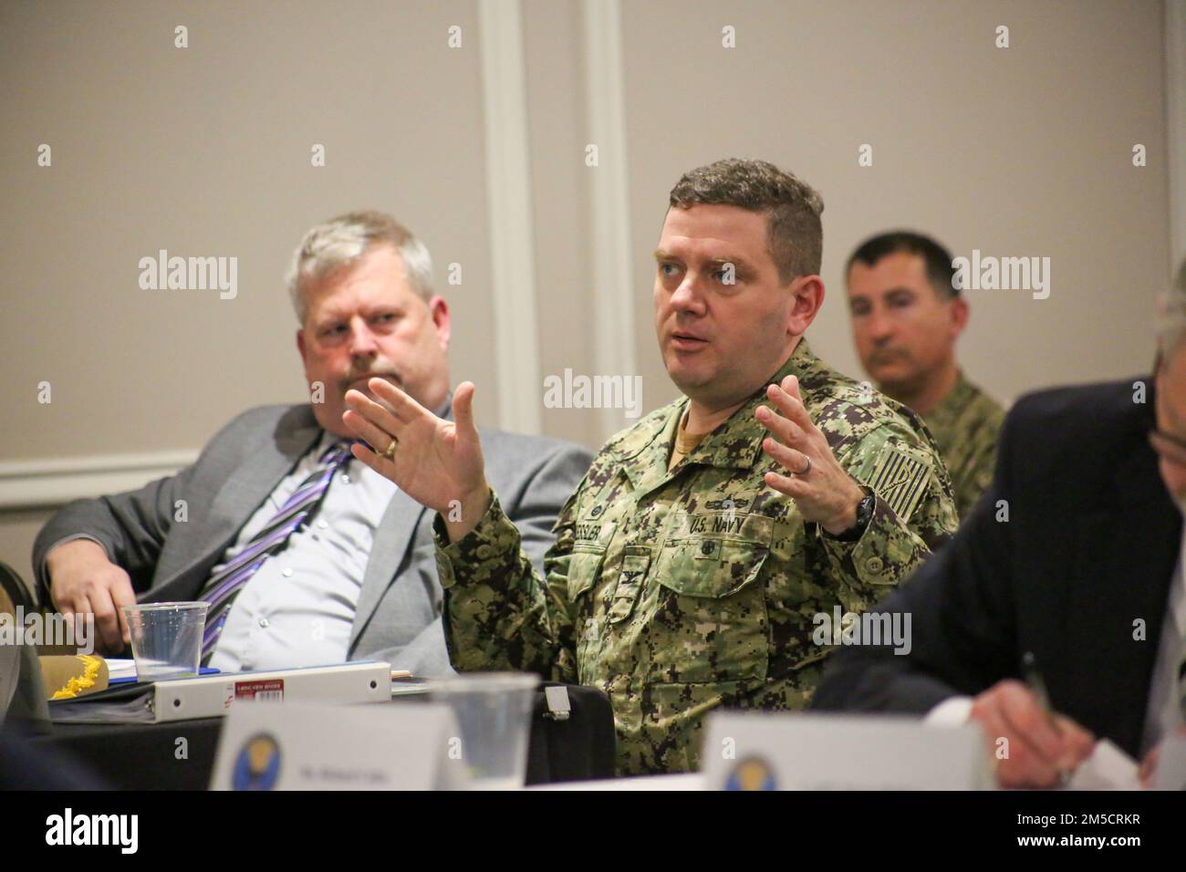 Hauptmann George A. Kessler, Jr., commodore, Surface Combat Systems Training Command, gibt Feedback während einer kurzen Präsentation beim Naval Education and Training Command (NETC), das sich am Naval Air Station Pensacola absetzt. Das Treffen bot der LEITUNG des BEREICHS Personalentwicklung DER NETC/MyNavy HR Force Development Gelegenheit, eine Reihe von Prioritäten und Fragen zu erörtern, die über die Mission „Street to Fleet“ (von Straße zu Flotte) zur Rekrutierung, Ausbildung und Auslieferung kampfbereiter Krieger an die Flotte hinausgehen. Stockfoto